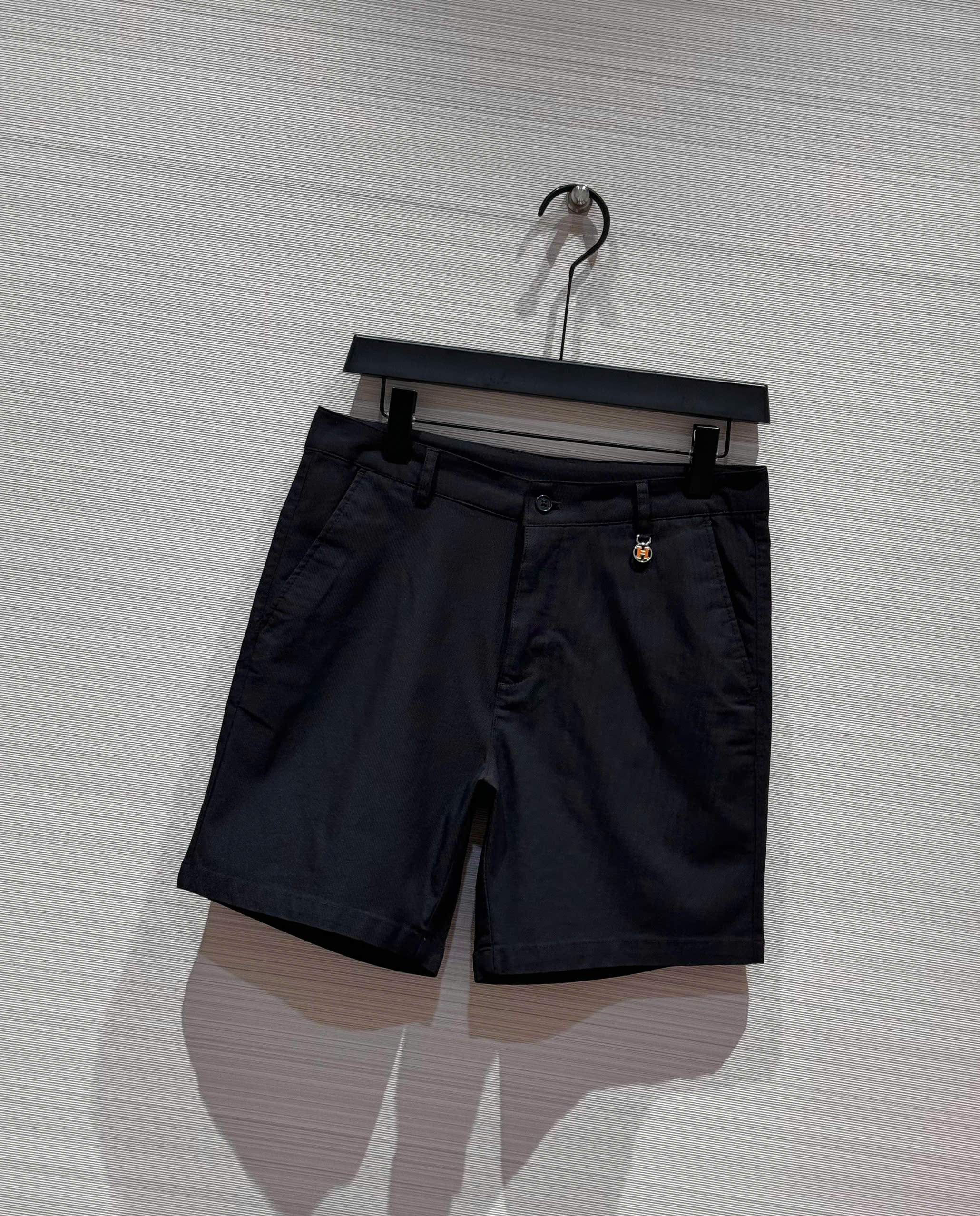 Quần short kaki Hermes HM Đen trơn logo tag vuông thêu Like Auth 1-1 on web DDT
