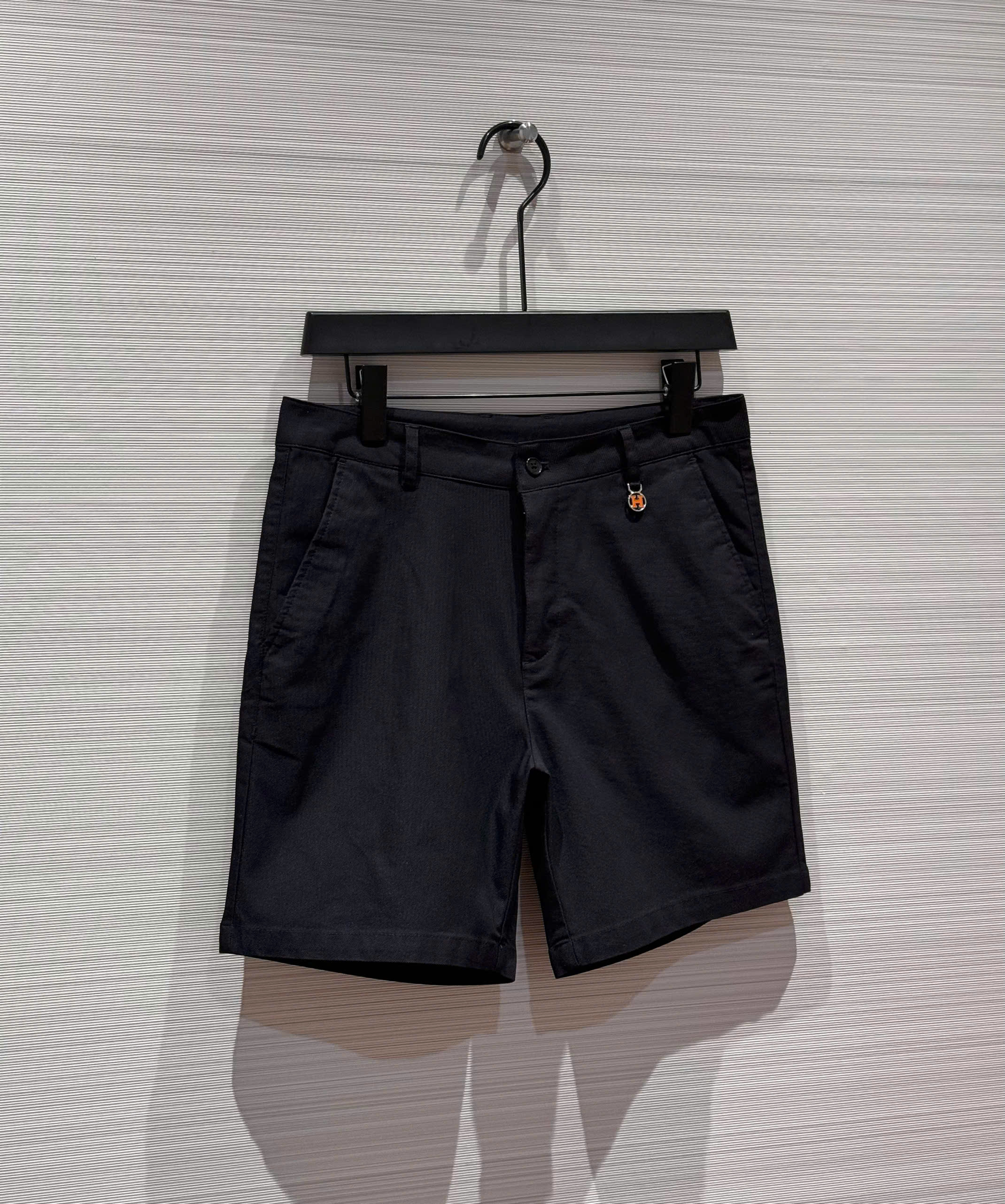 Quần short kaki Hermes HM Đen trơn logo tag vuông thêu Like Auth 1-1 on web DDT