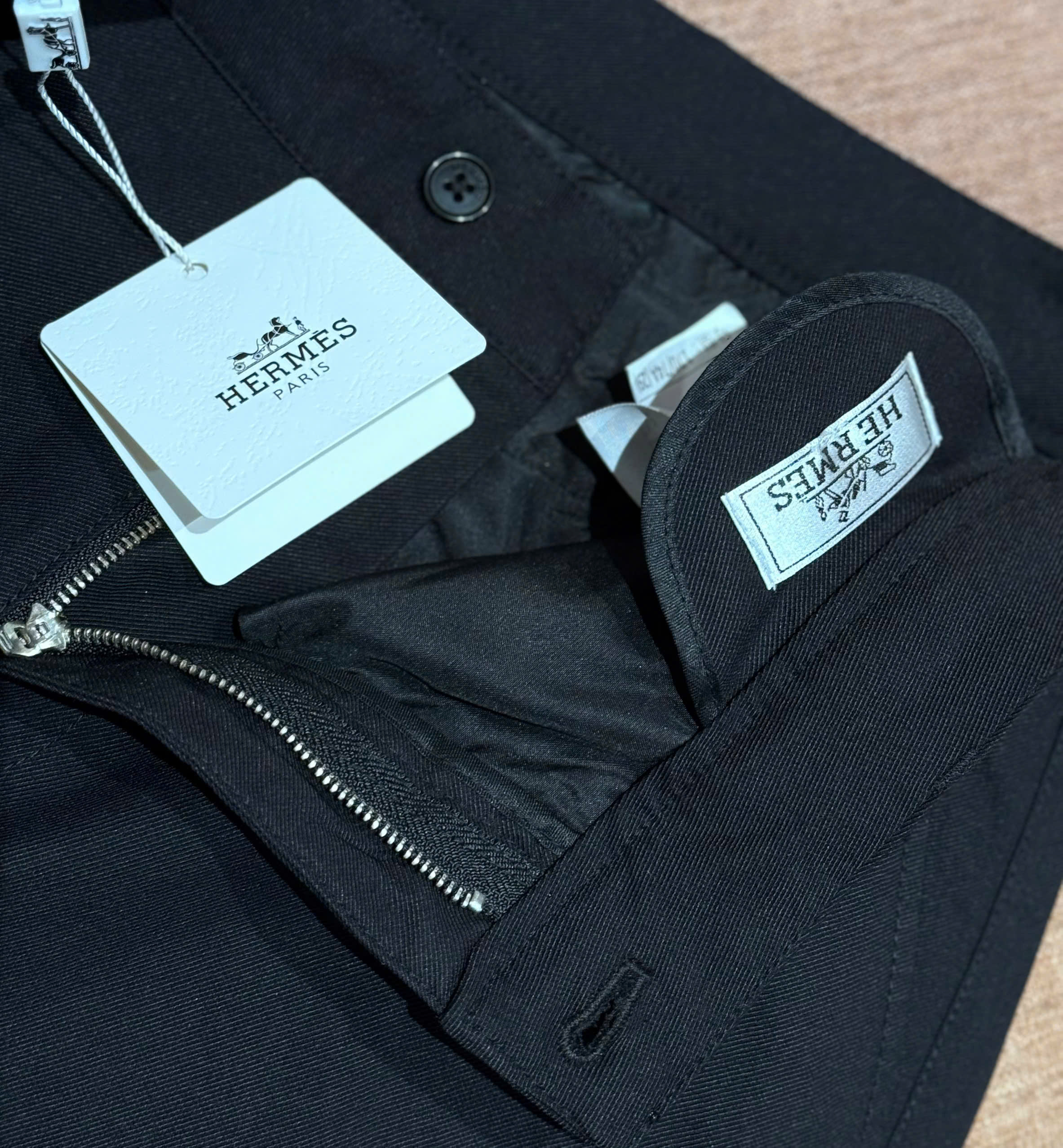 Quần short kaki Hermes HM Đen trơn logo tag vuông thêu Like Auth 1-1 on web DDT