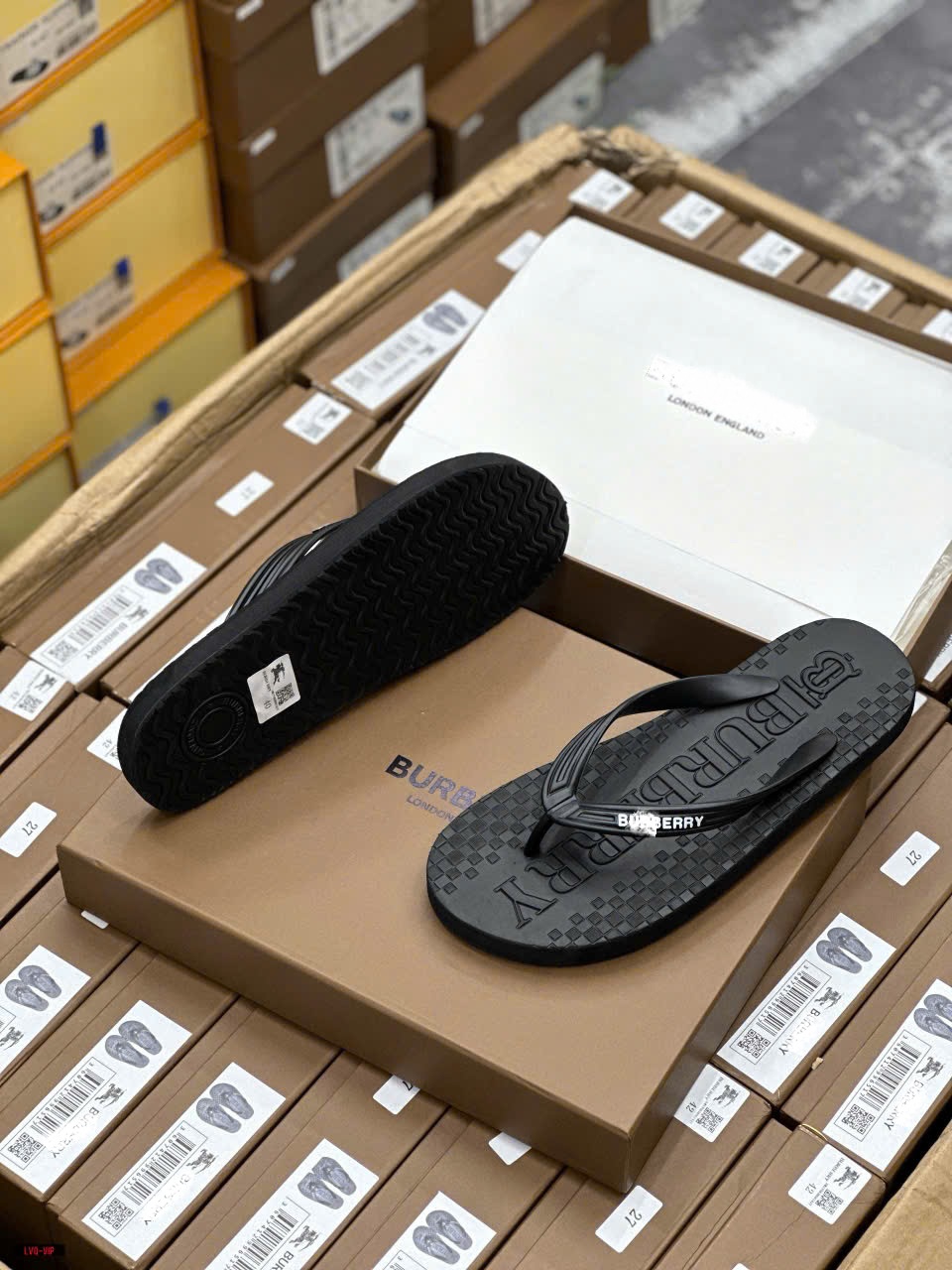 Dép tông, xỏ ngón Burberry BBR Đen logo chữ caro dập nổi Like Auth on web fullbox bill thẻ LVQ