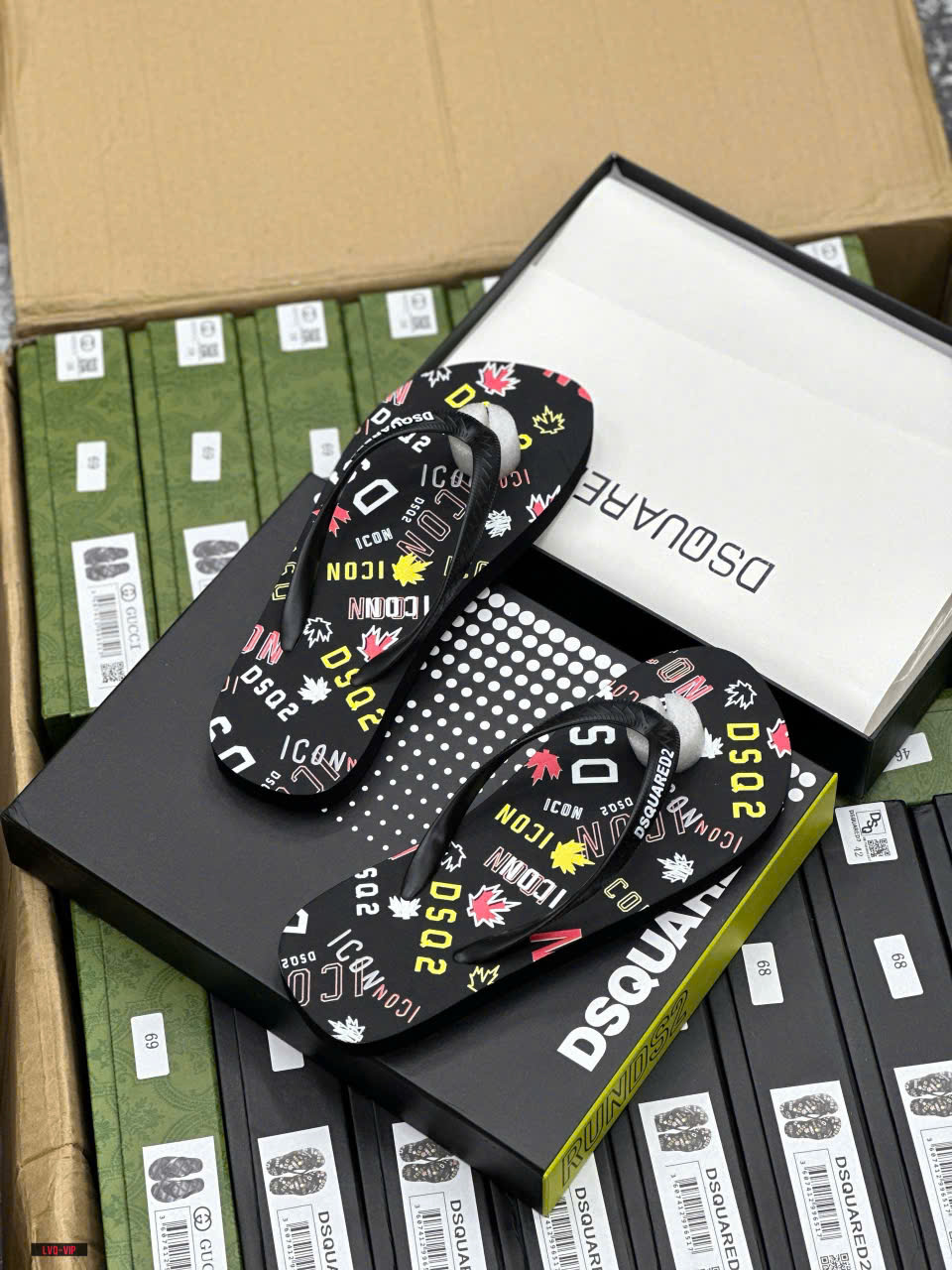 Dép tông, xỏ ngón Dsquared2 DSQ2 Đen họa tiết logo màu sắc Like Auth on web fullbox bill thẻ LVQ