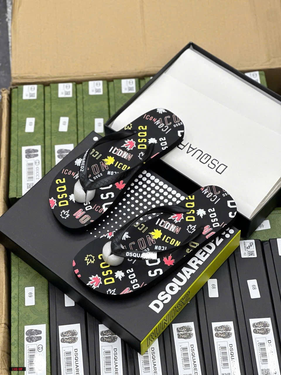 Dép tông, xỏ ngón Dsquared2 DSQ2 Đen họa tiết logo màu sắc Like Auth on web fullbox bill thẻ LVQ