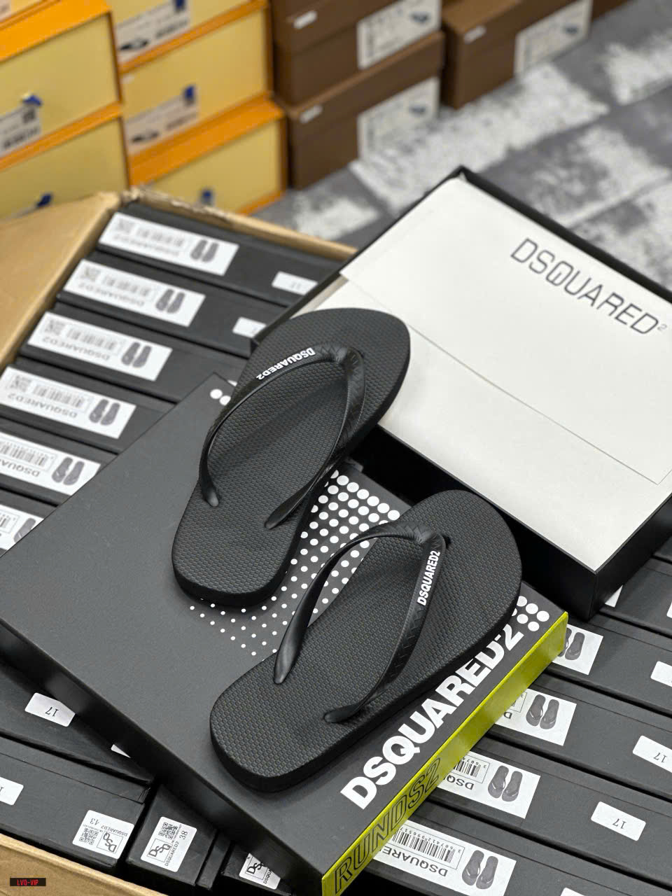 Dép tông, xỏ ngón Dsquared2 DSQ2 Đen sần Like Auth on web fullbox bill thẻ LVQ