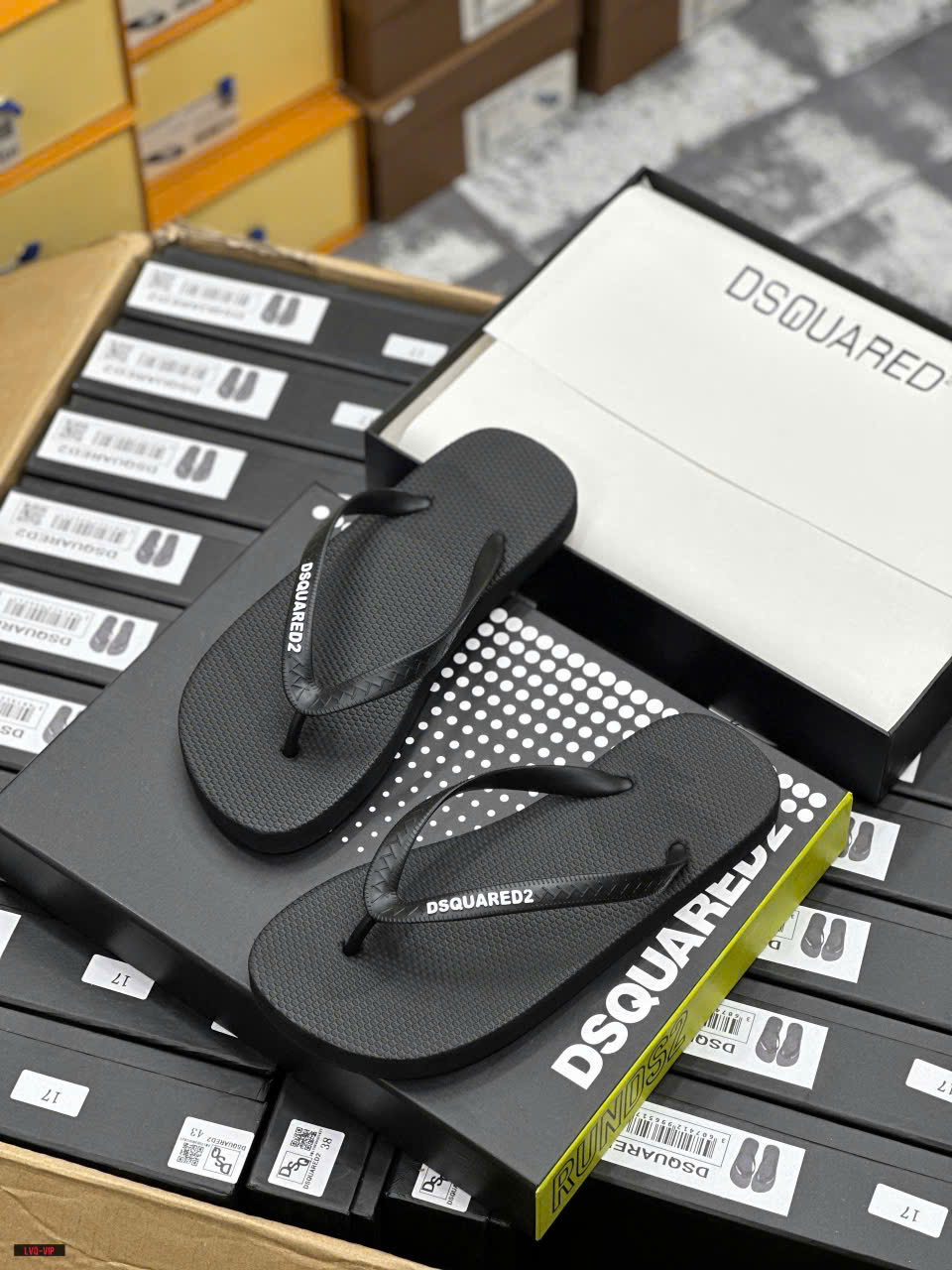 Dép tông, xỏ ngón Dsquared2 DSQ2 Đen sần Like Auth on web fullbox bill thẻ LVQ
