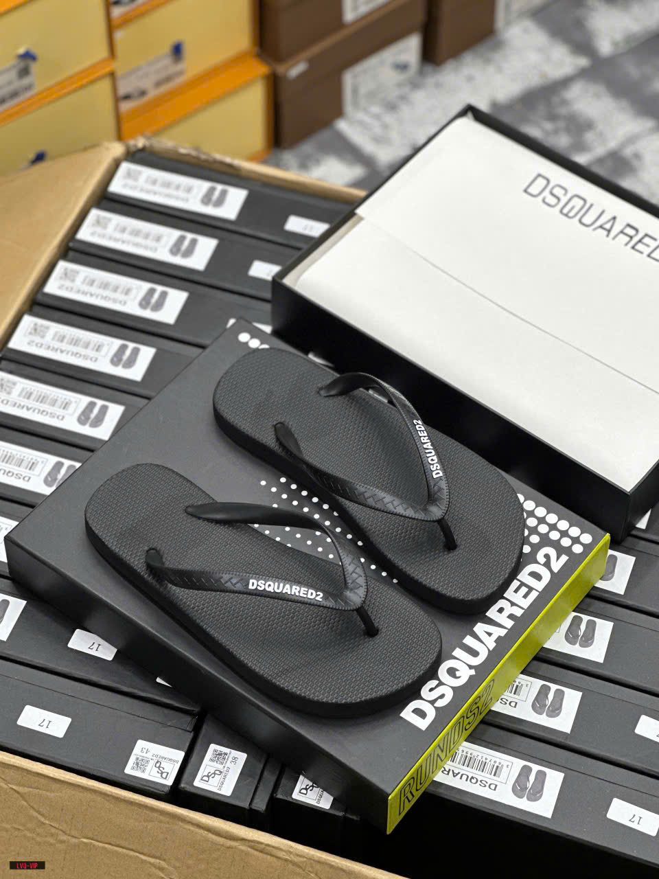 Dép tông, xỏ ngón Dsquared2 DSQ2 Đen sần Like Auth on web fullbox bill thẻ LVQ