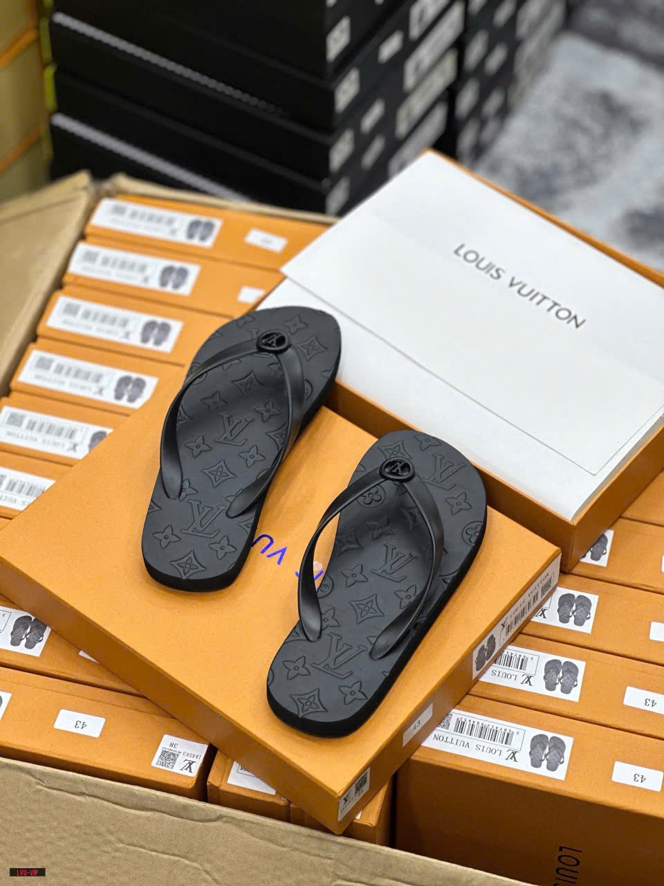 Dép tông, xỏ ngón Louis Vuitton LV Đen họa tiết hoa vân dập chìm Like Auth on web fullbox bill thẻ LVQ