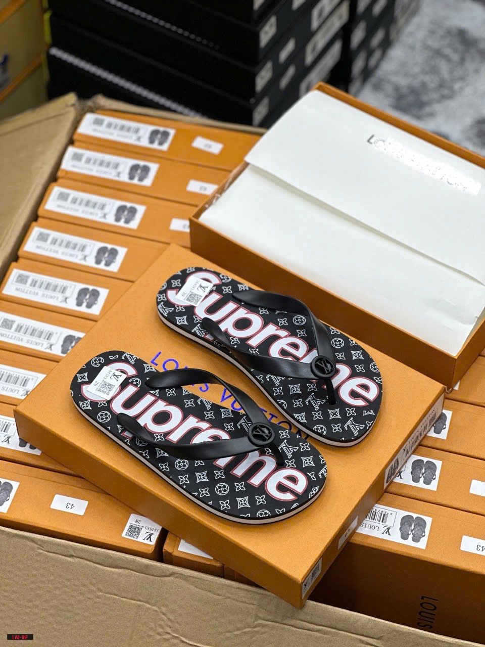 Dép tông, xỏ ngón Louis Vuitton LV Đen họa tiết hoa vân Supreme Like Auth on web fullbox bill thẻ LVQ