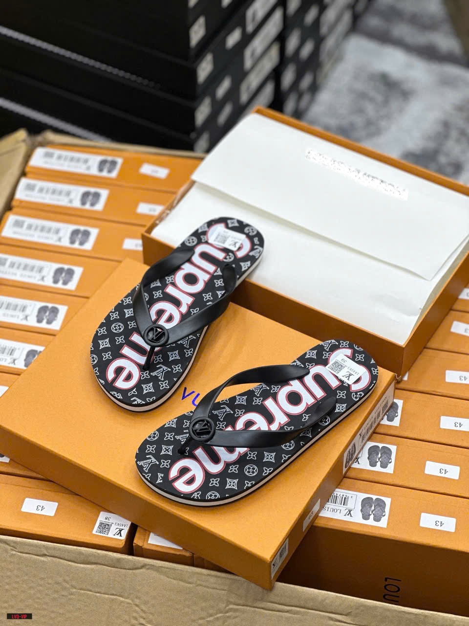 Dép tông, xỏ ngón Louis Vuitton LV Đen họa tiết hoa vân Supreme Like Auth on web fullbox bill thẻ LVQ
