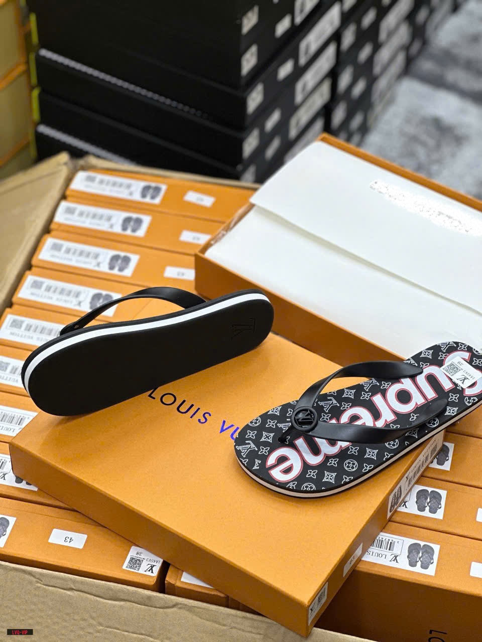 Dép tông, xỏ ngón Louis Vuitton LV Đen họa tiết hoa vân Supreme Like Auth on web fullbox bill thẻ LVQ