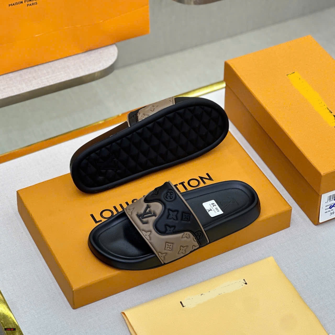 Dép lê quai ngang Louis Vuitton LV Đen phối Nâu họa tiết hoa vân logo LV dập chìm Like Auth on web fullbox bill thẻ LVQ