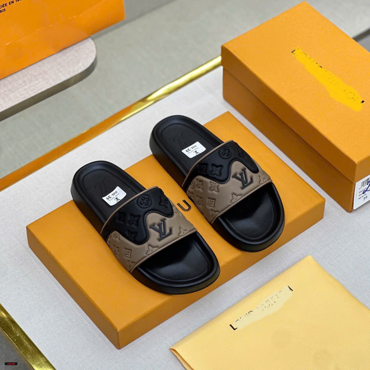 Dép lê quai ngang Louis Vuitton LV Đen phối Nâu họa tiết hoa vân logo LV dập chìm Like Auth on web fullbox bill thẻ LVQ