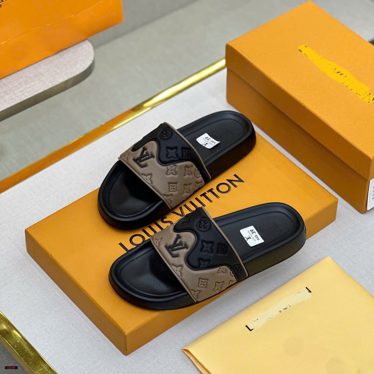 Dép lê quai ngang Louis Vuitton LV Đen phối Nâu họa tiết hoa vân logo LV dập chìm Like Auth on web fullbox bill thẻ LVQ