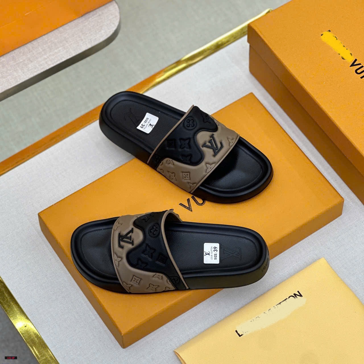 Dép lê quai ngang Louis Vuitton LV Đen phối Nâu họa tiết hoa vân logo LV dập chìm Like Auth on web fullbox bill thẻ LVQ