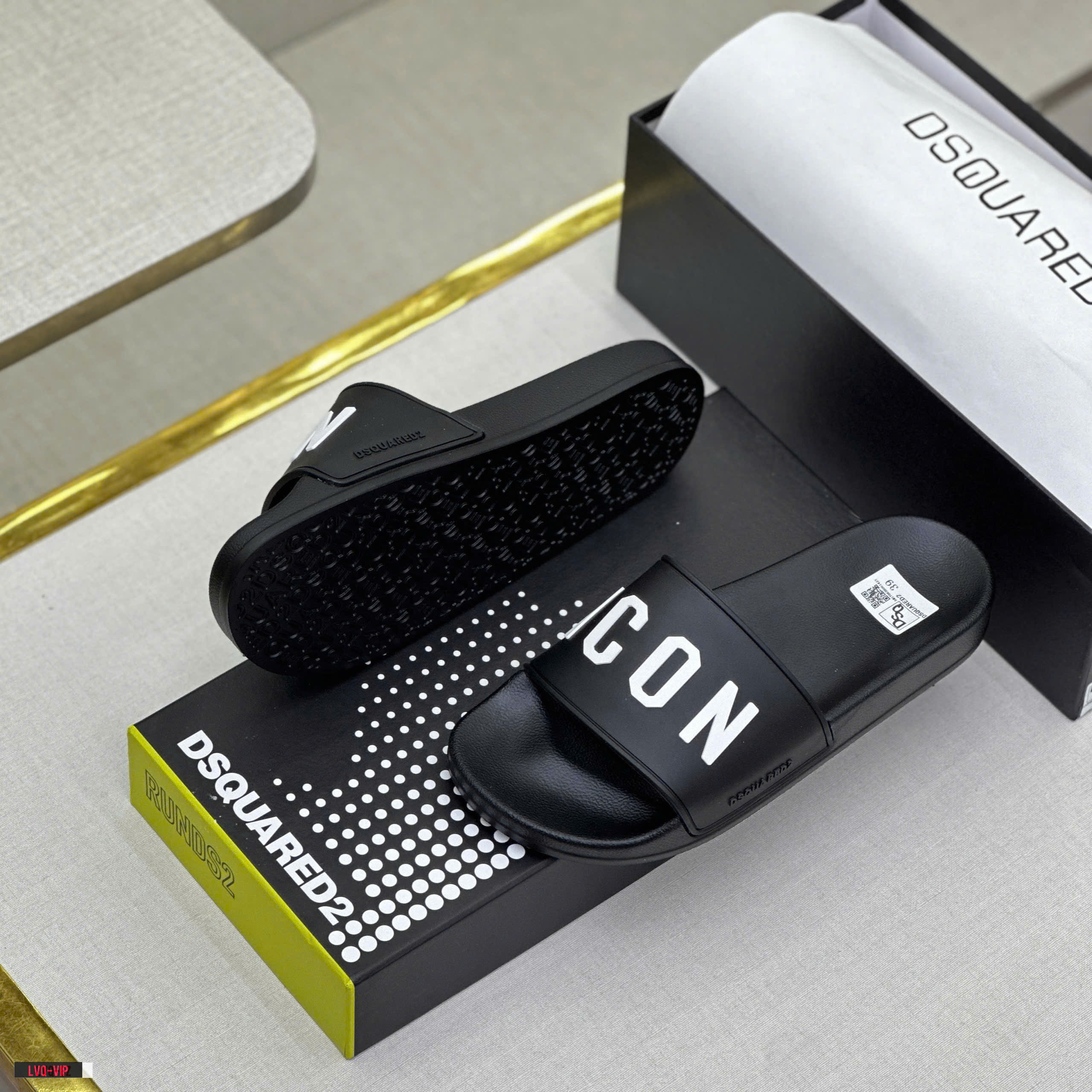Dép lê quai ngang Dsquared2 DSQ2 Đen logo chữ Icon Trắng nổi Like Auth on web fullbox bill thẻ LVQ NV