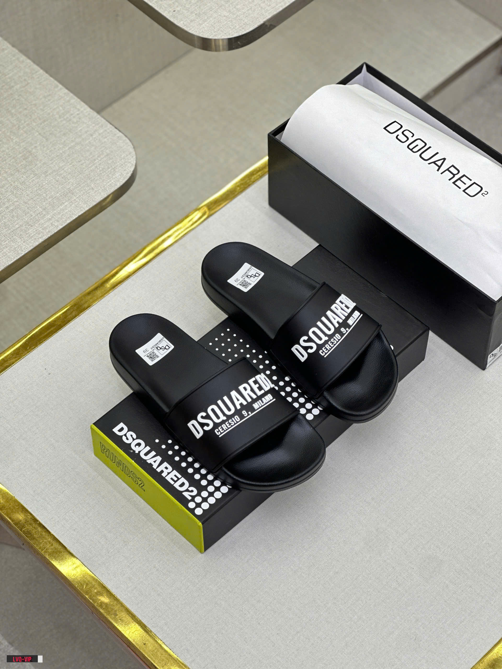 Dép lê quai ngang Dsquared2 DSQ2 Đen logo chữ kẻ ngang Trắng nổi Like Auth on web fullbox bill thẻ LVQ