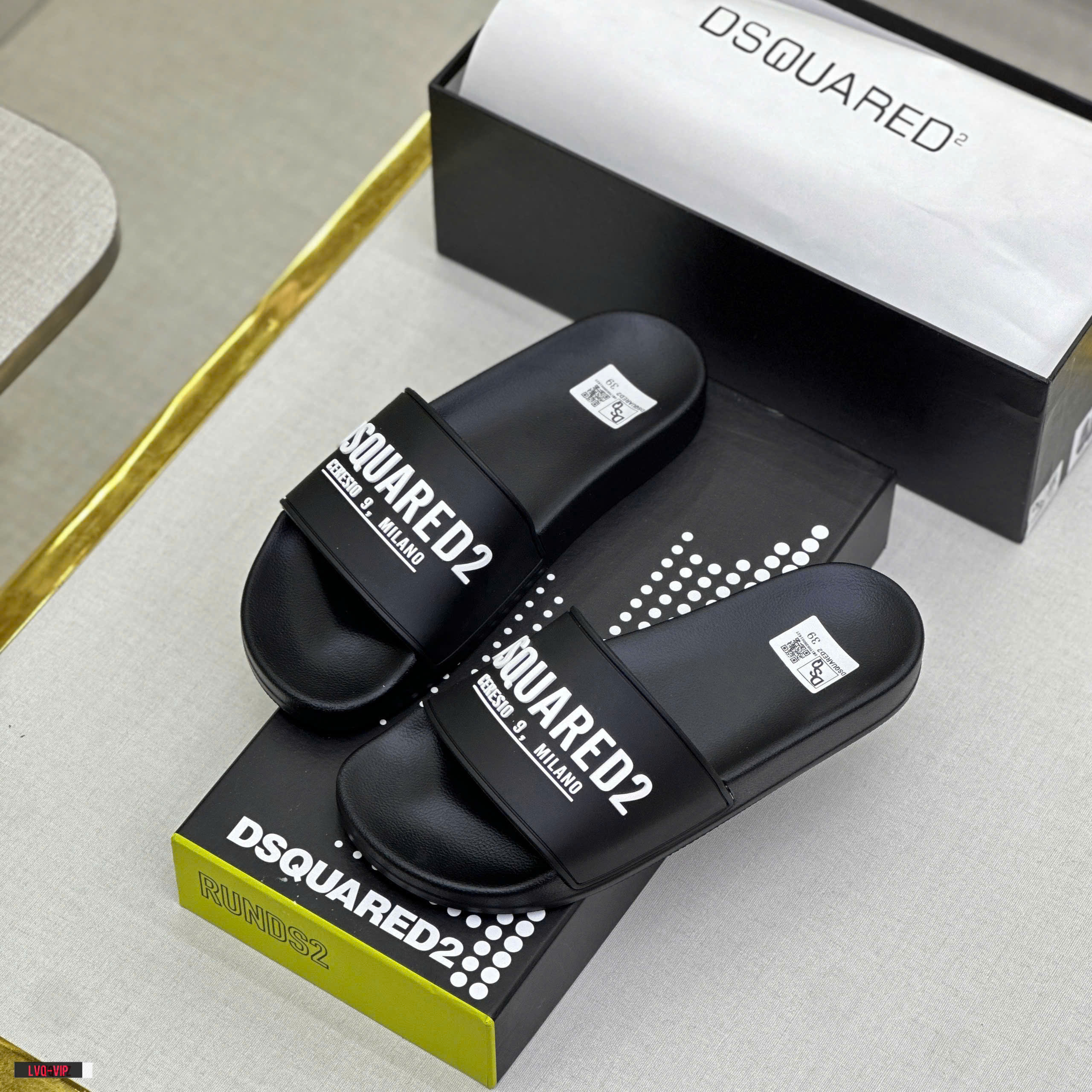 Dép lê quai ngang Dsquared2 DSQ2 Đen logo chữ kẻ ngang Trắng nổi Like Auth on web fullbox bill thẻ LVQ