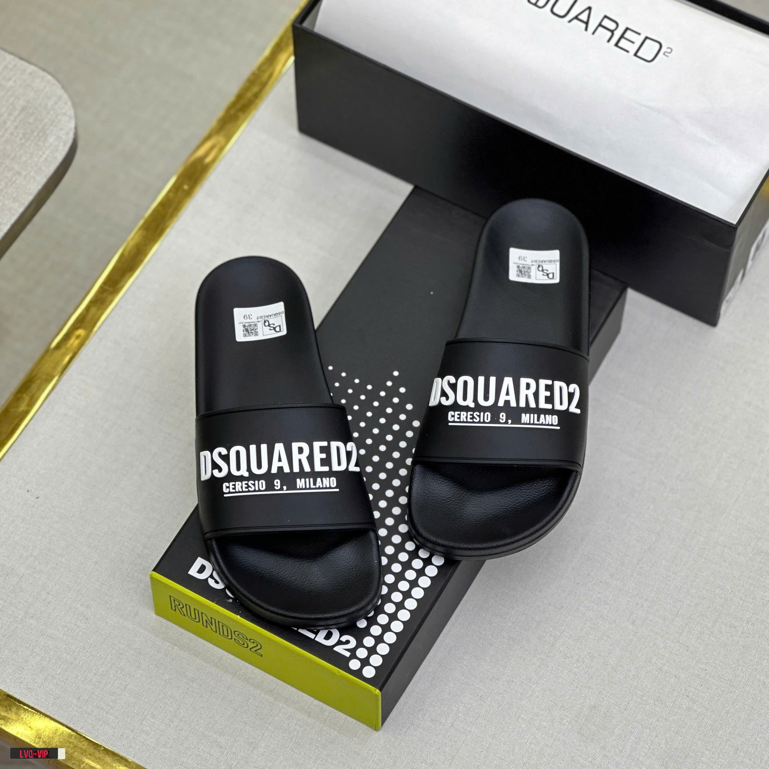 Dép lê quai ngang Dsquared2 DSQ2 Đen logo chữ kẻ ngang Trắng nổi Like Auth on web fullbox bill thẻ LVQ