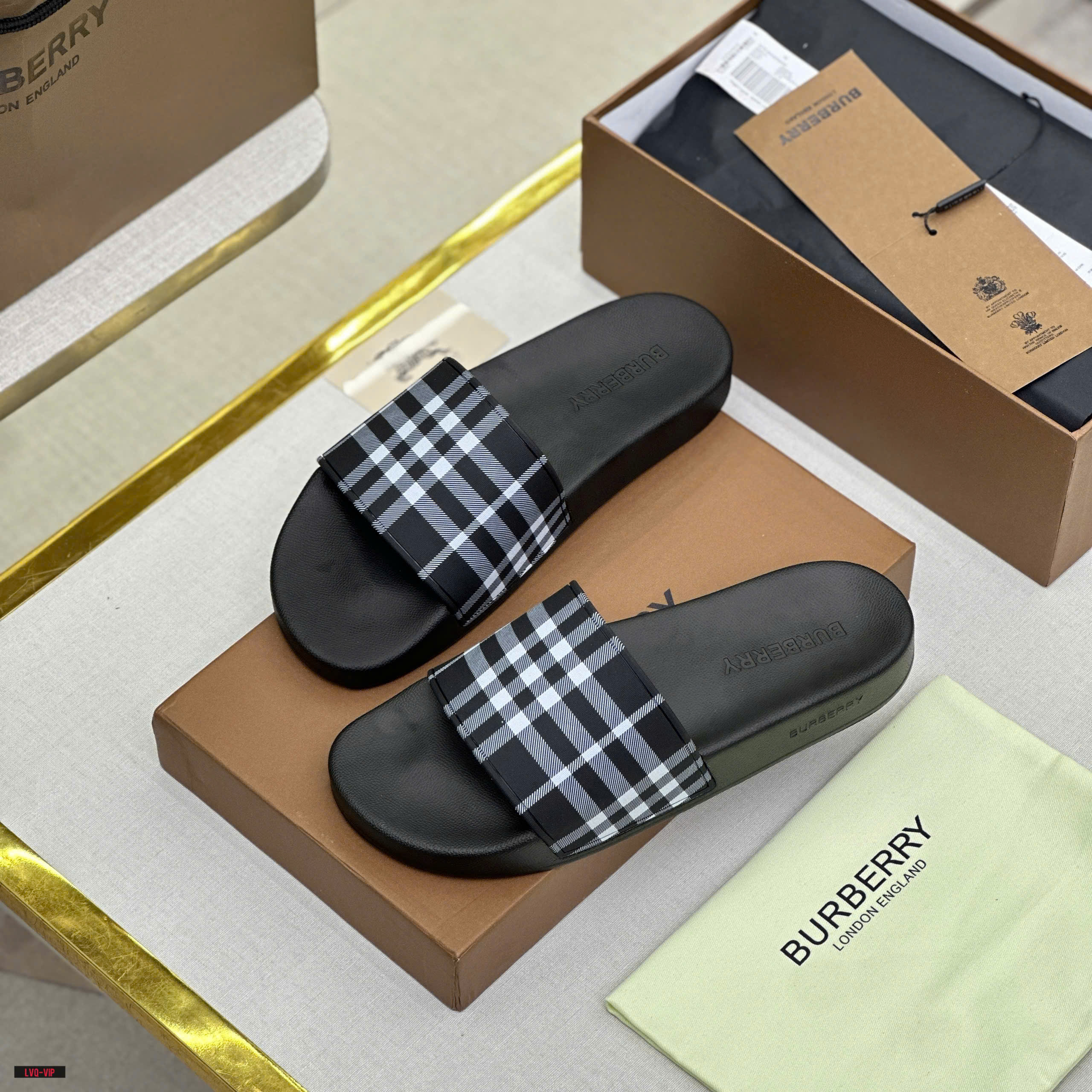 Dép lê quai ngang Burberry BBR Đen kẻ sọc Trắng Like Auth on web fullbox bill thẻ LVQ