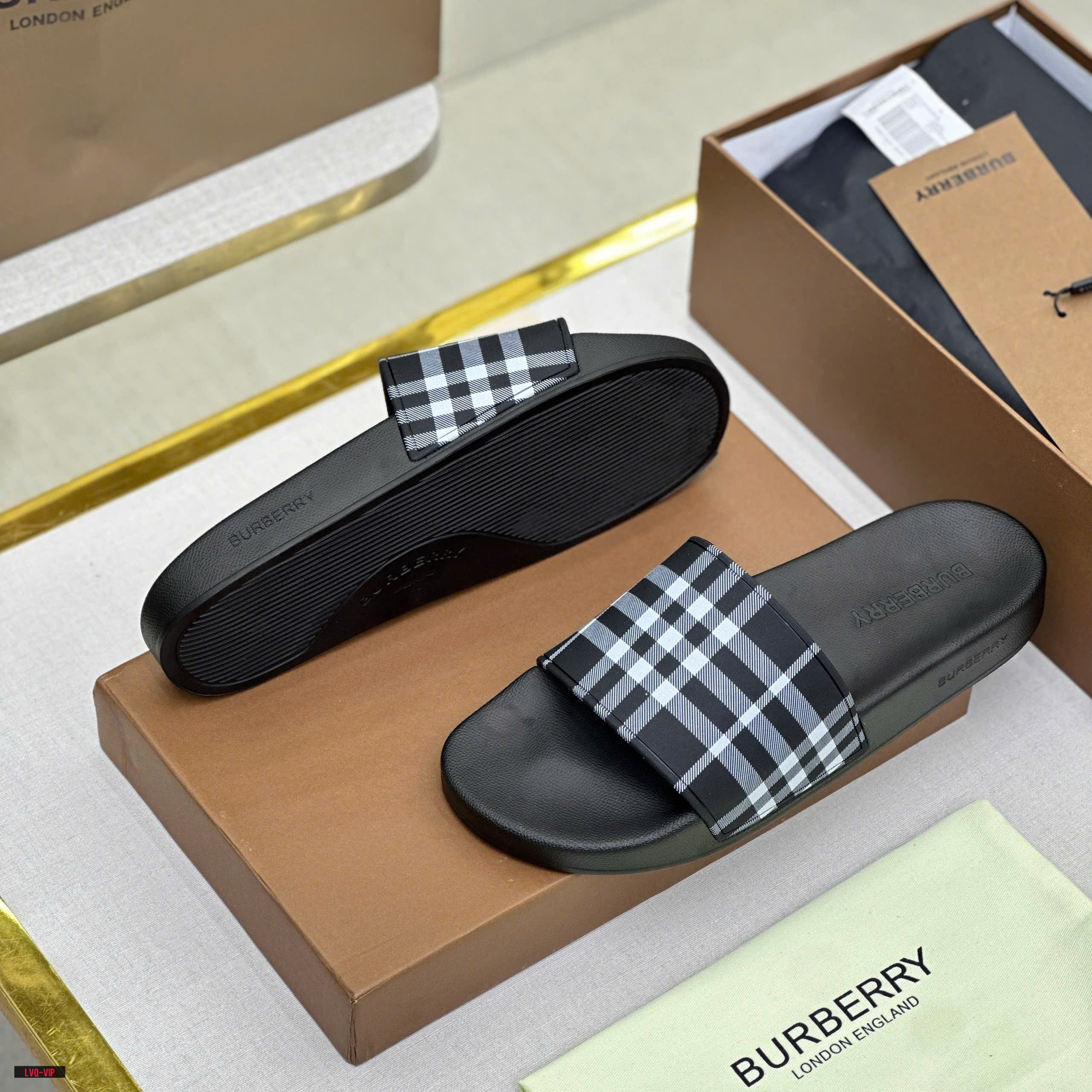 Dép lê quai ngang Burberry BBR Đen kẻ sọc Trắng Like Auth on web fullbox bill thẻ LVQ