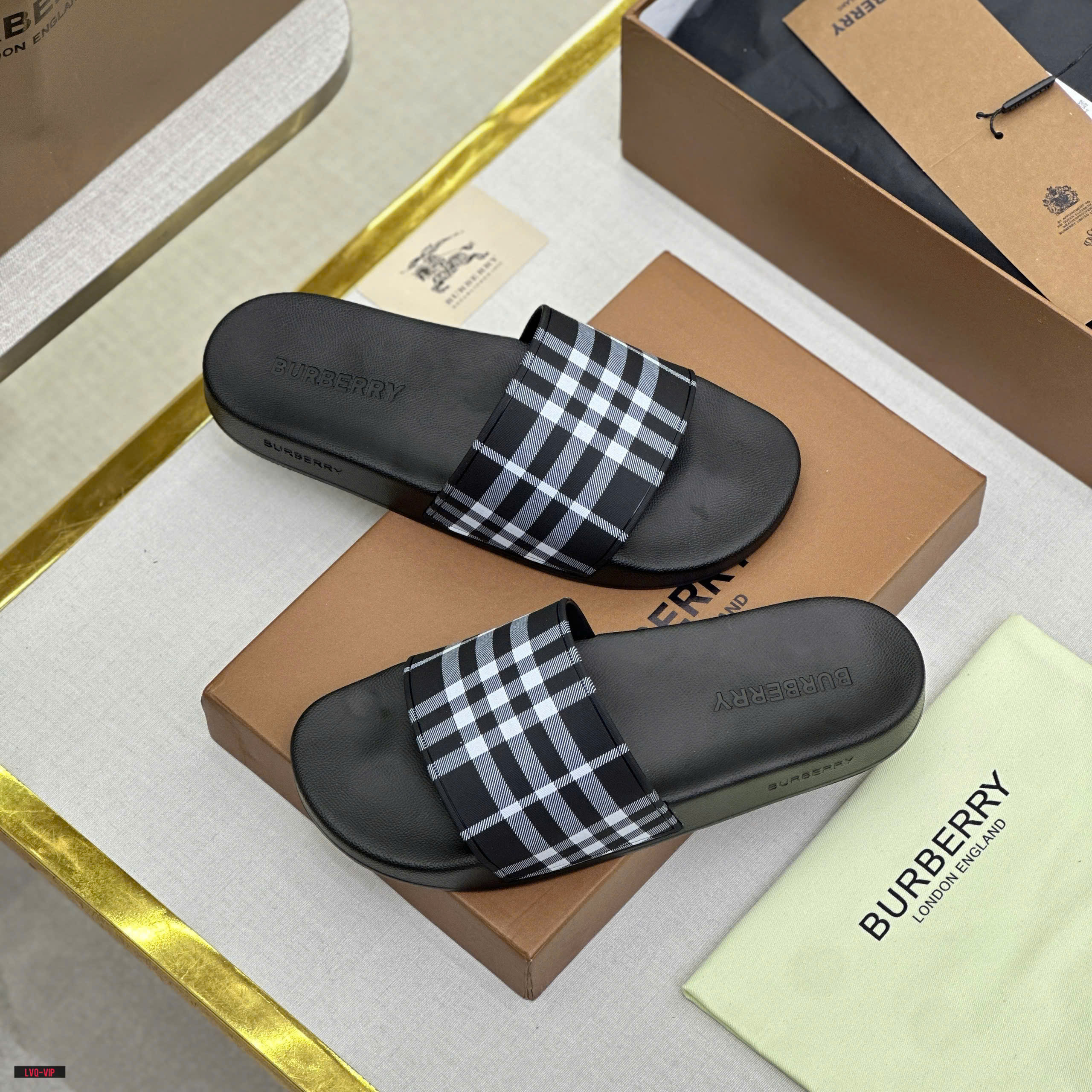 Dép lê quai ngang Burberry BBR Đen kẻ sọc Trắng Like Auth on web fullbox bill thẻ LVQ