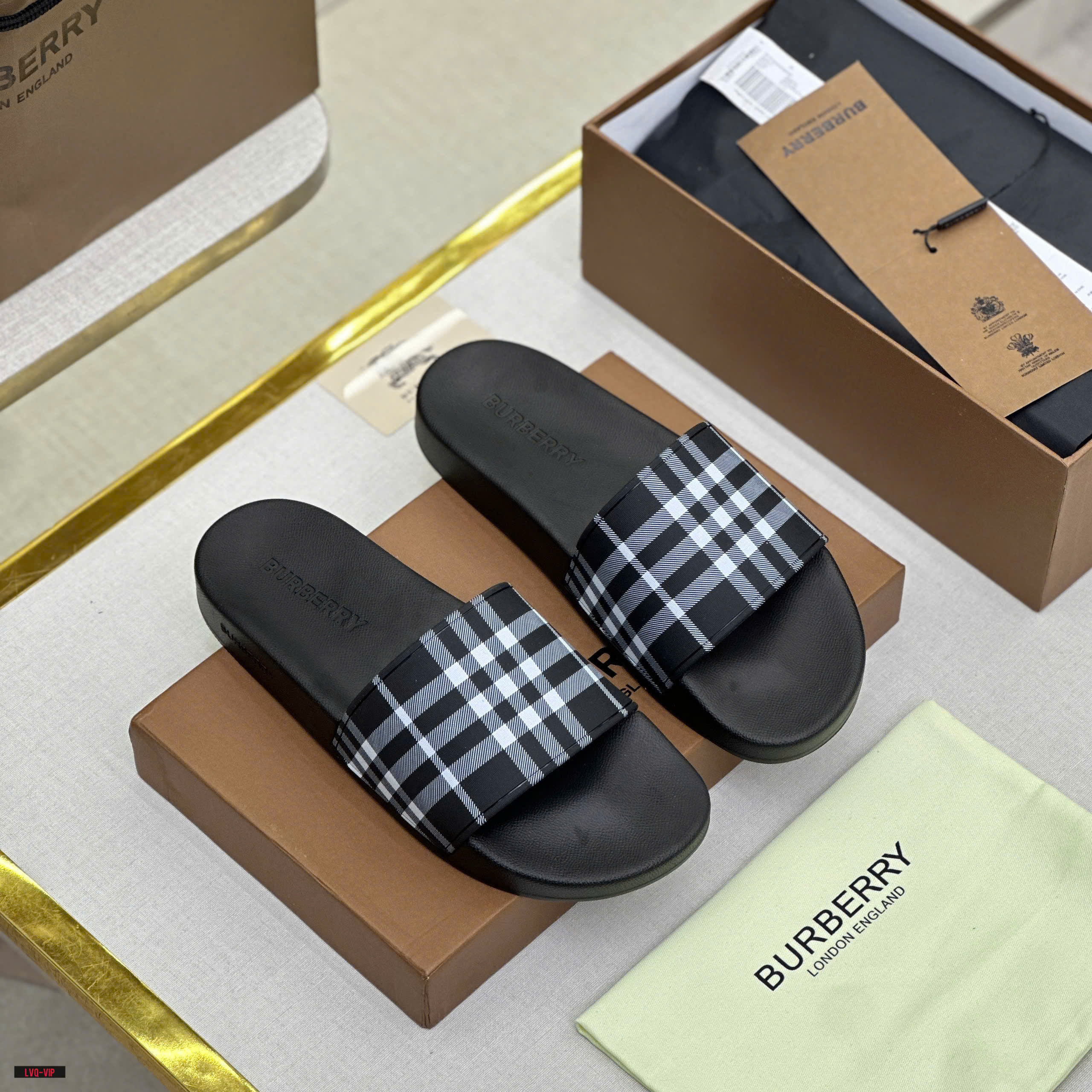 Dép lê quai ngang Burberry BBR Đen kẻ sọc Trắng Like Auth on web fullbox bill thẻ LVQ