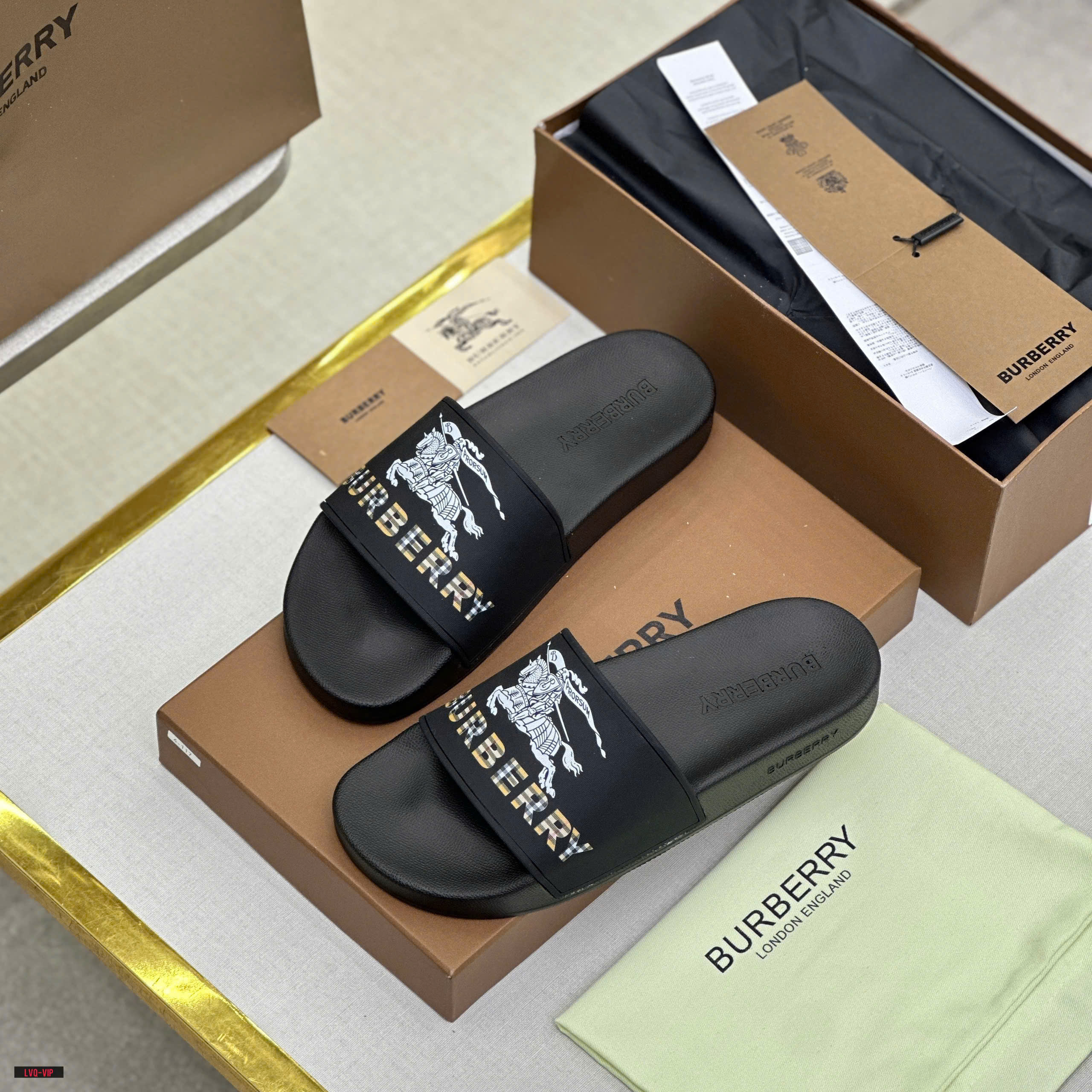 Dép lê quai ngang Burberry BBR Đen logo cưỡi ngựa Trắng chữ Nâu kẻ sọc Like Auth on web fullbox bill thẻ LVQ