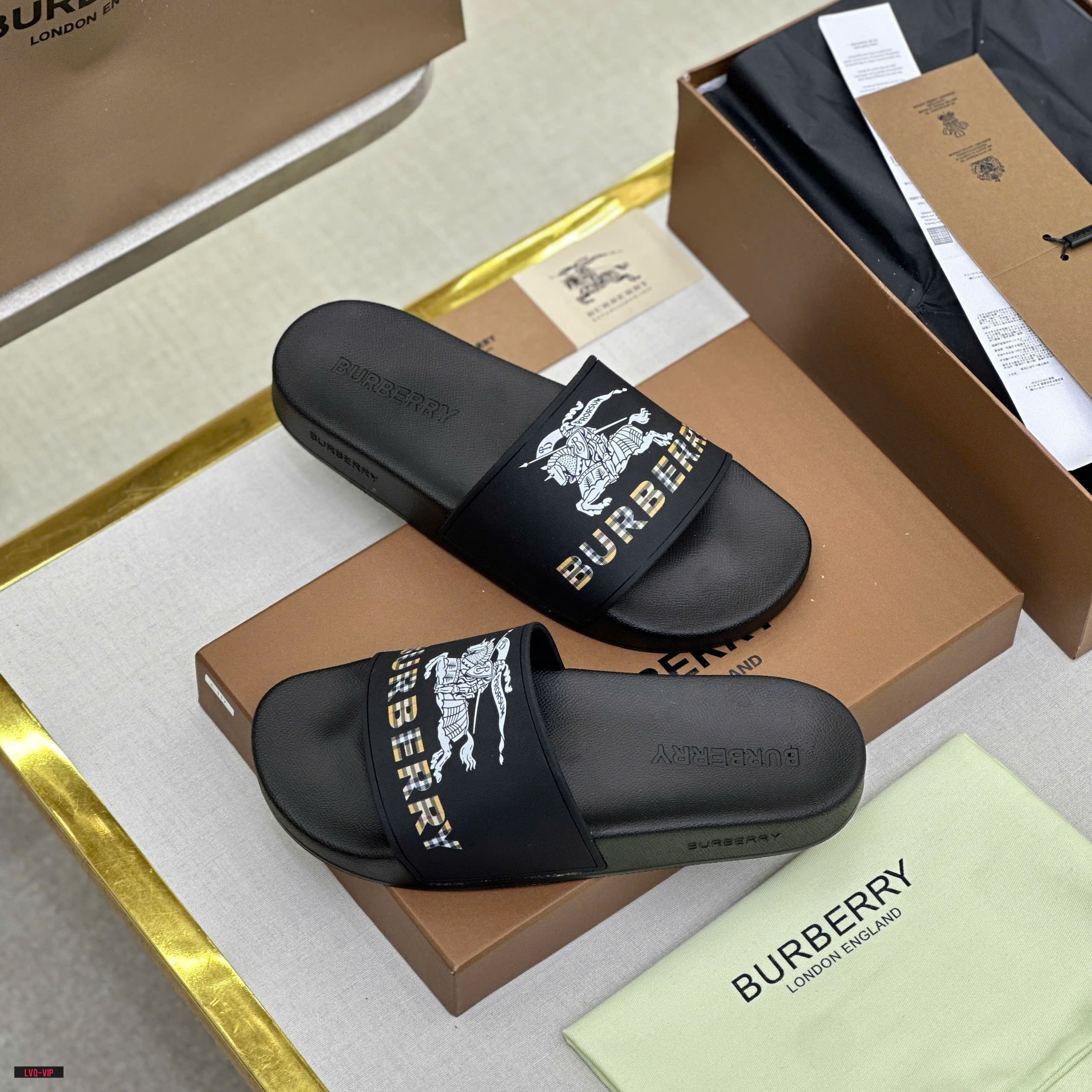 Dép lê quai ngang Burberry BBR Đen logo cưỡi ngựa Trắng chữ Nâu kẻ sọc Like Auth on web fullbox bill thẻ LVQ