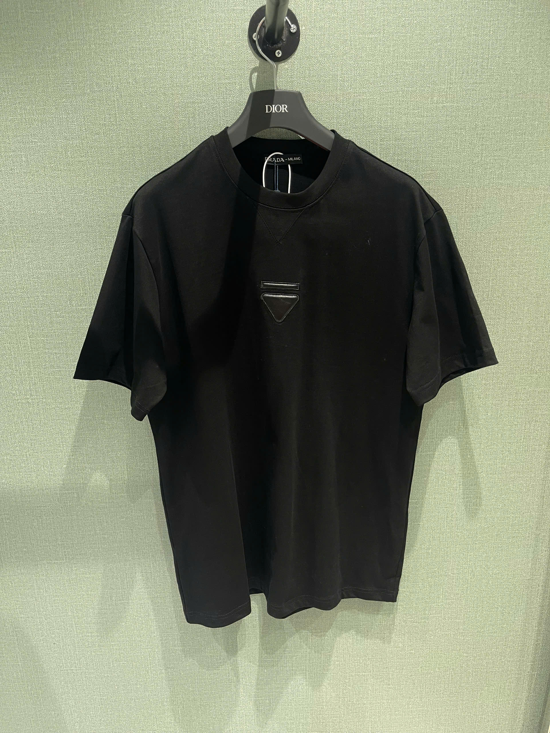 Áo phông T-shirt Prada P logo chữ lưng Like Auth on web NV