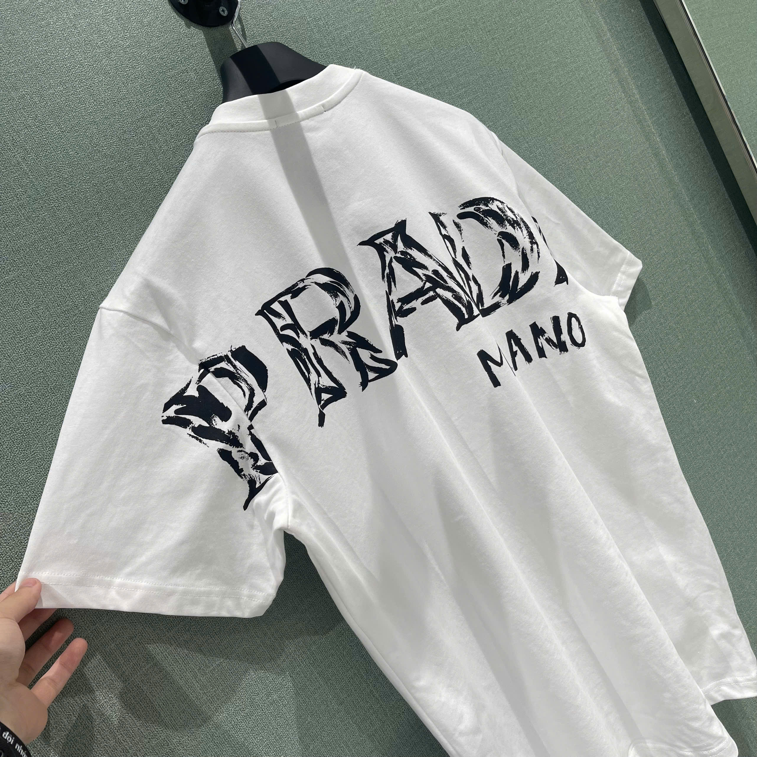 Áo phông T-shirt Prada P logo chữ lưng Like Auth on web NV