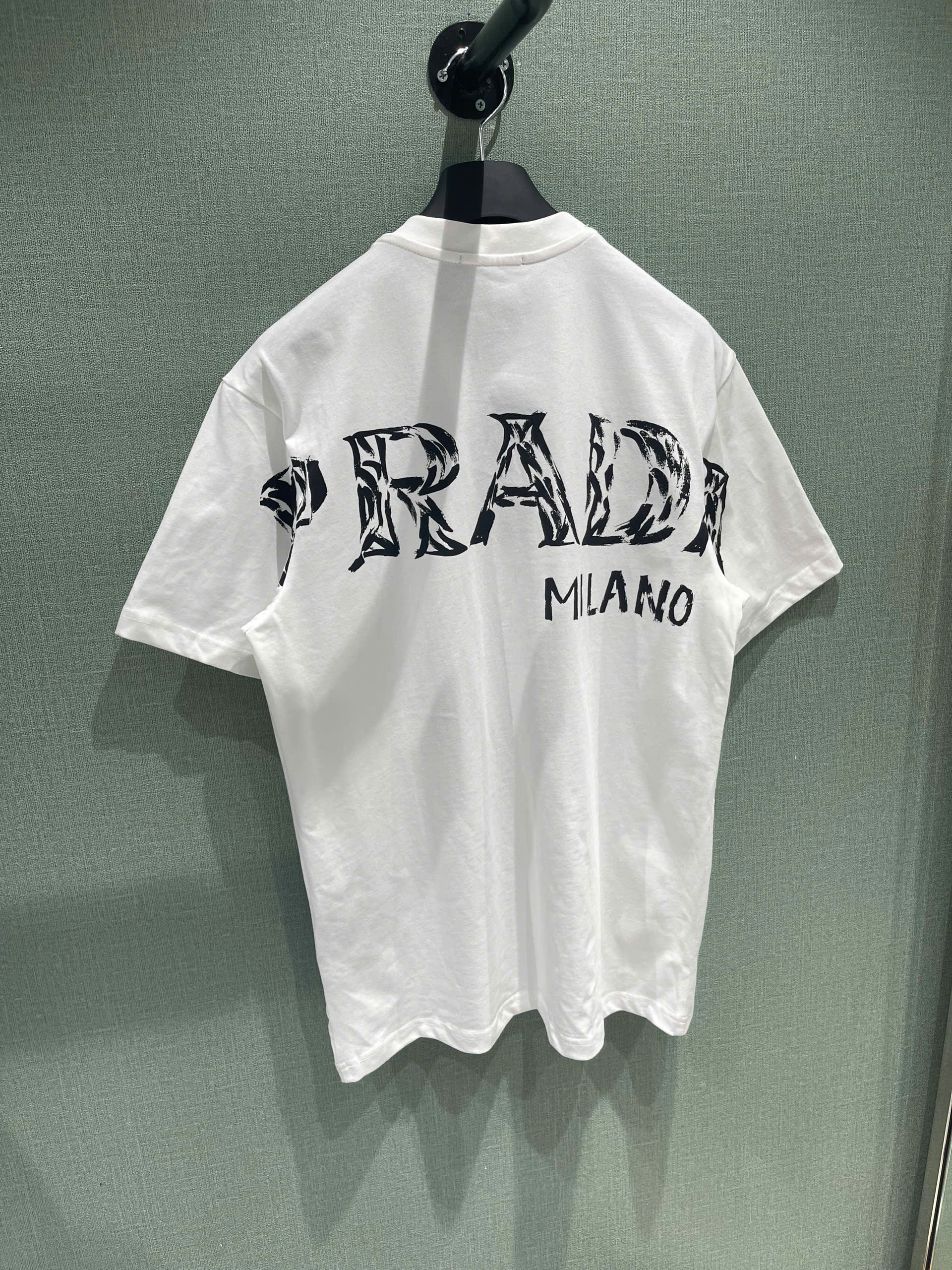 Áo phông T-shirt Prada P logo chữ lưng Like Auth on web NV