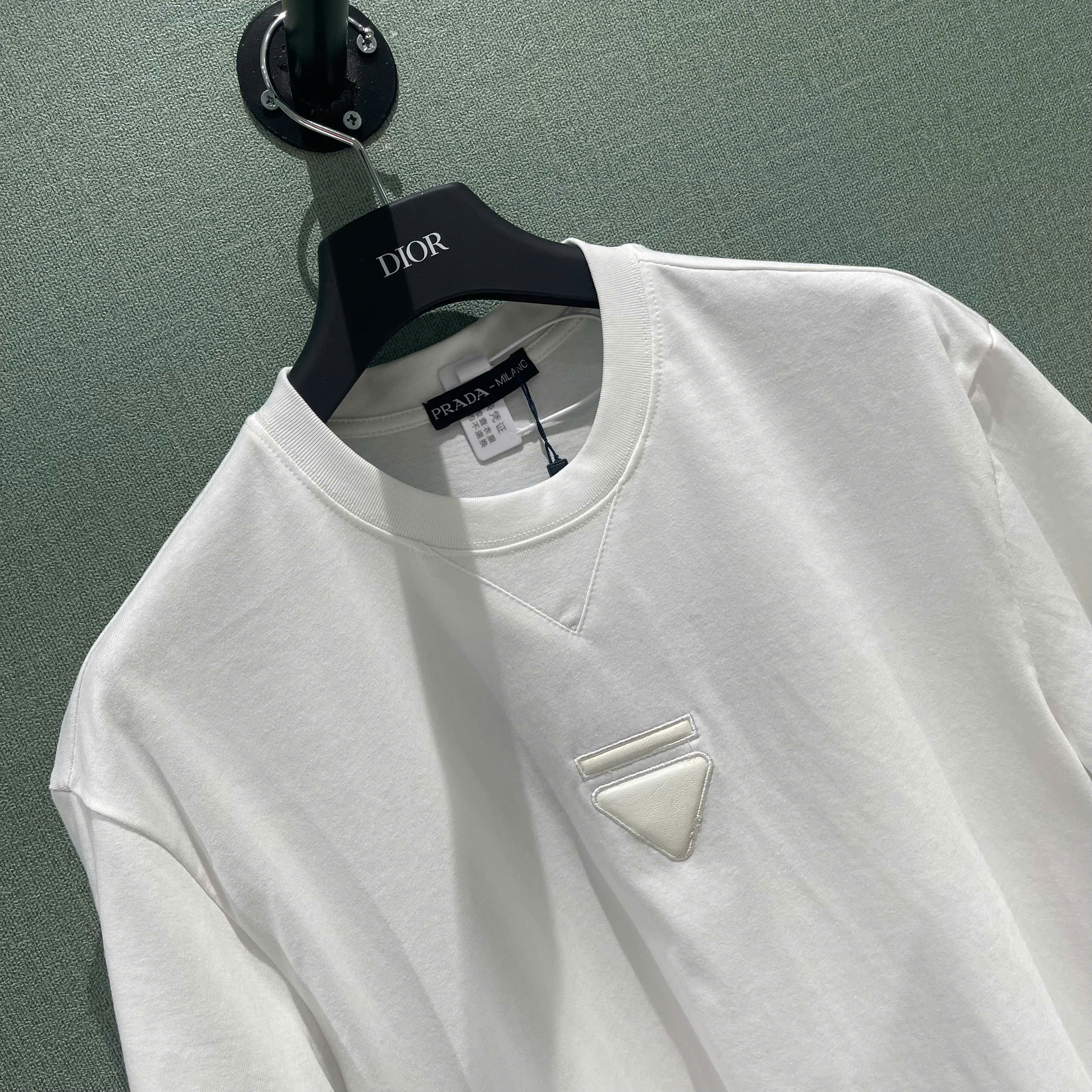 Áo phông T-shirt Prada P logo chữ lưng Like Auth on web NV