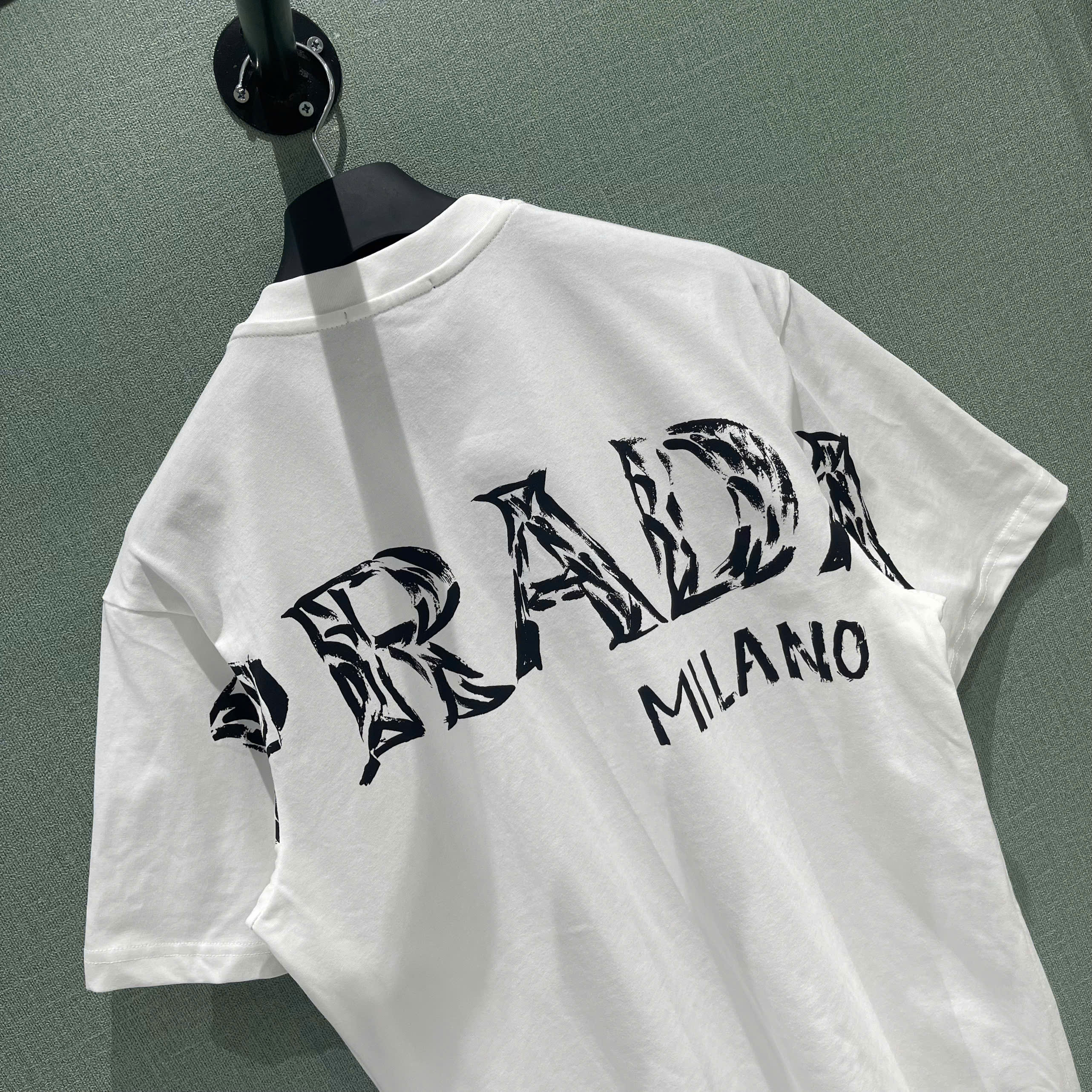 Áo phông T-shirt Prada P logo chữ lưng Like Auth on web NV