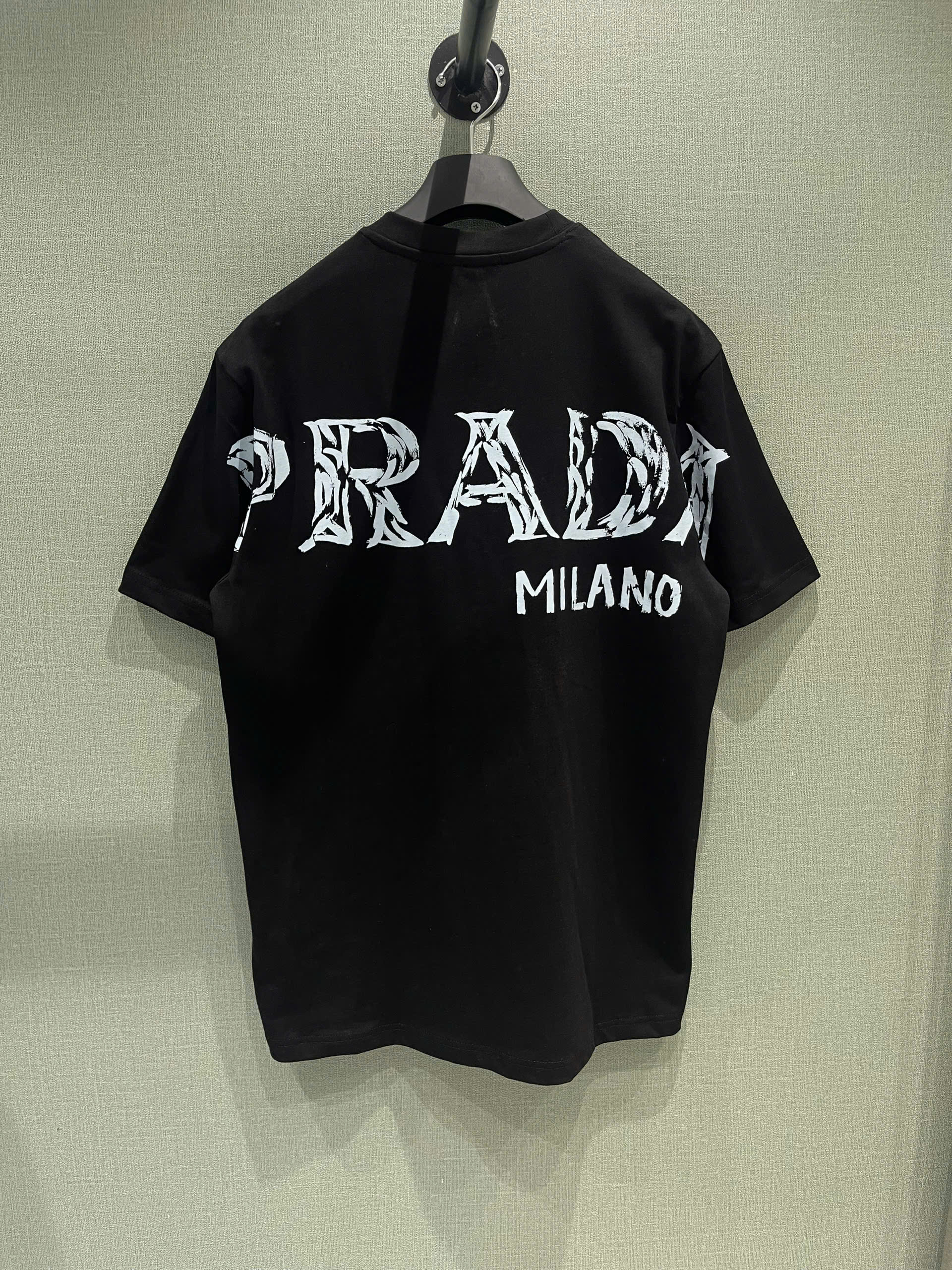 Áo phông T-shirt Prada P logo chữ lưng Like Auth on web NV