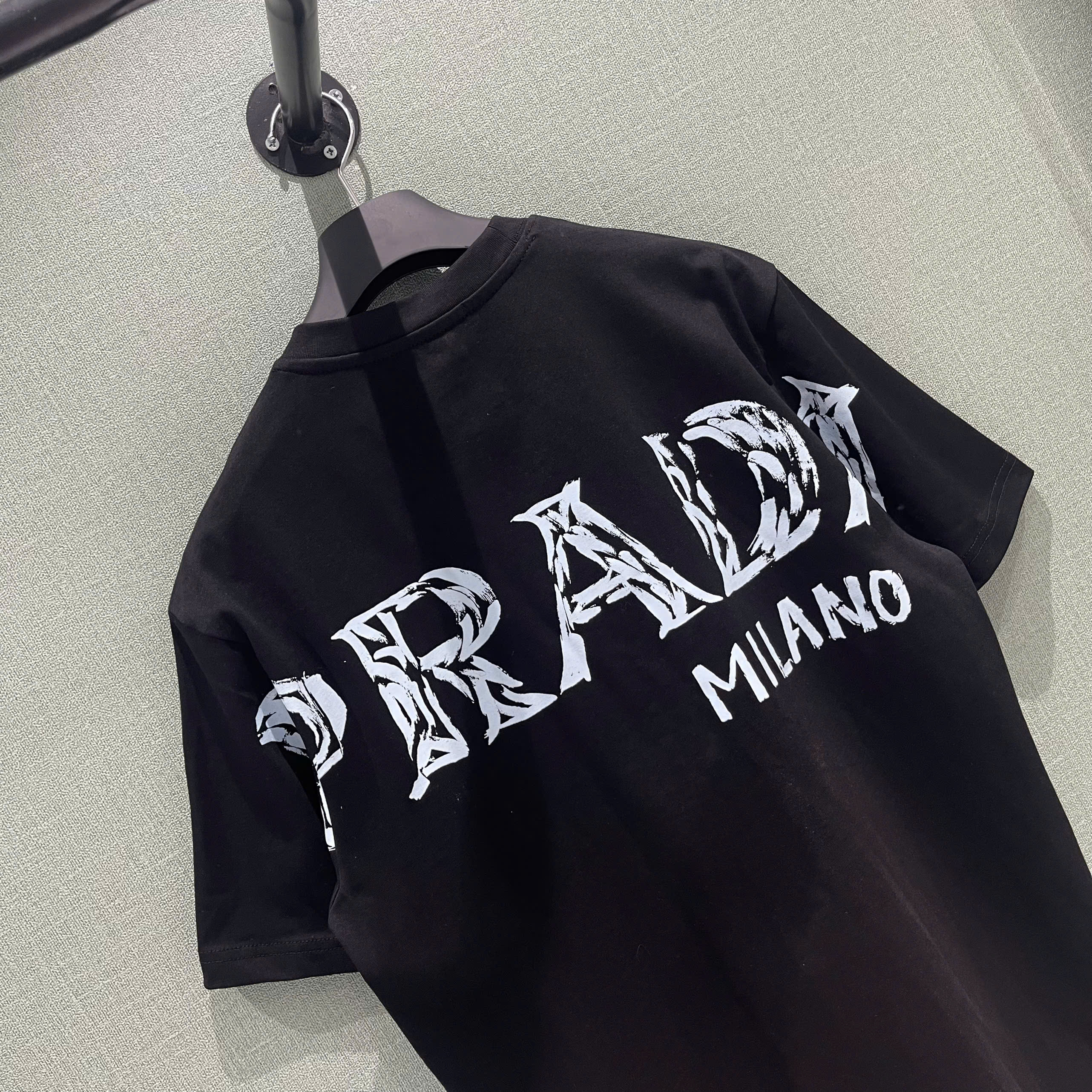 Áo phông T-shirt Prada P logo chữ lưng Like Auth on web NV