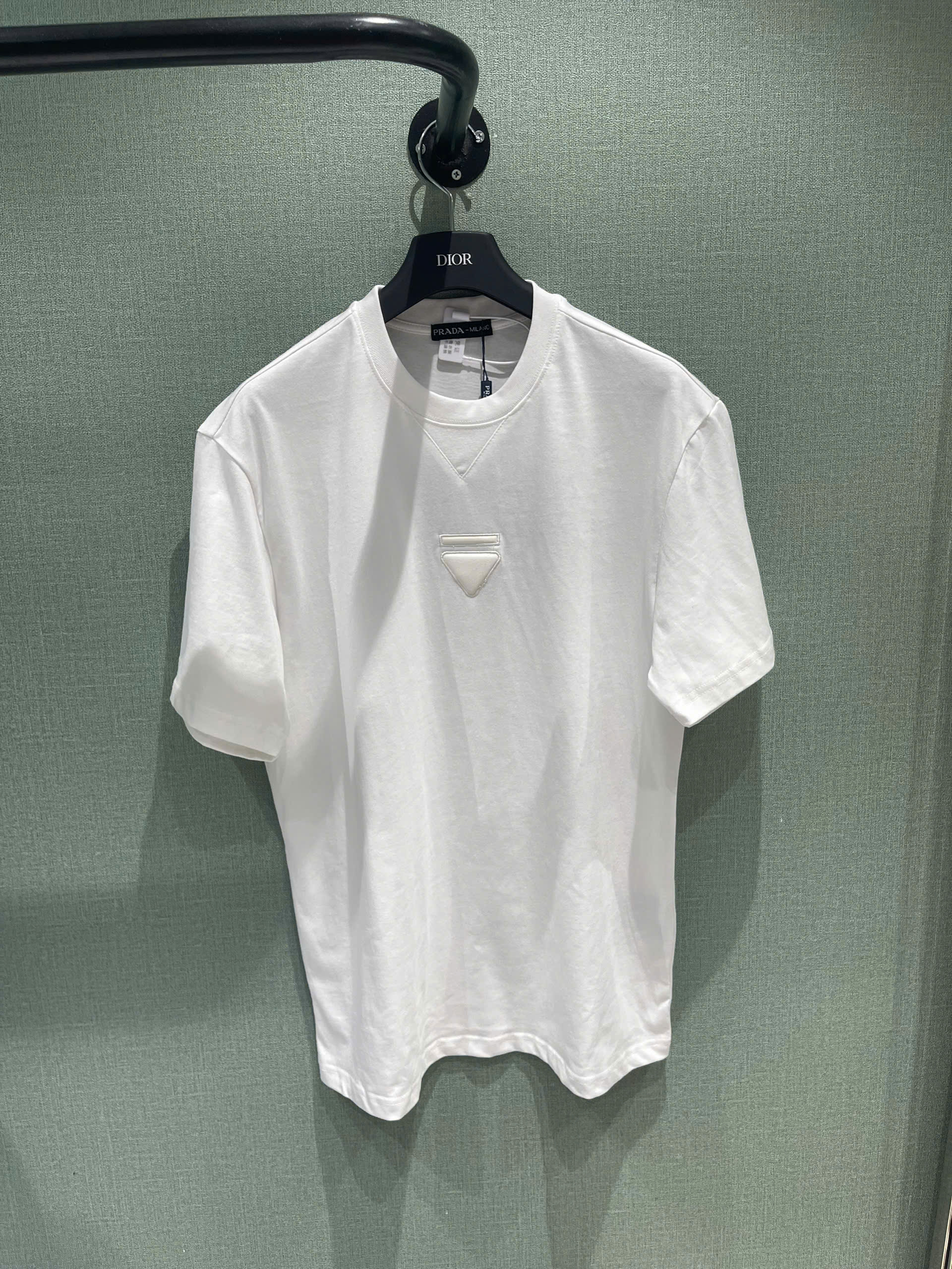 Áo phông T-shirt Prada P logo chữ lưng Like Auth on web NV
