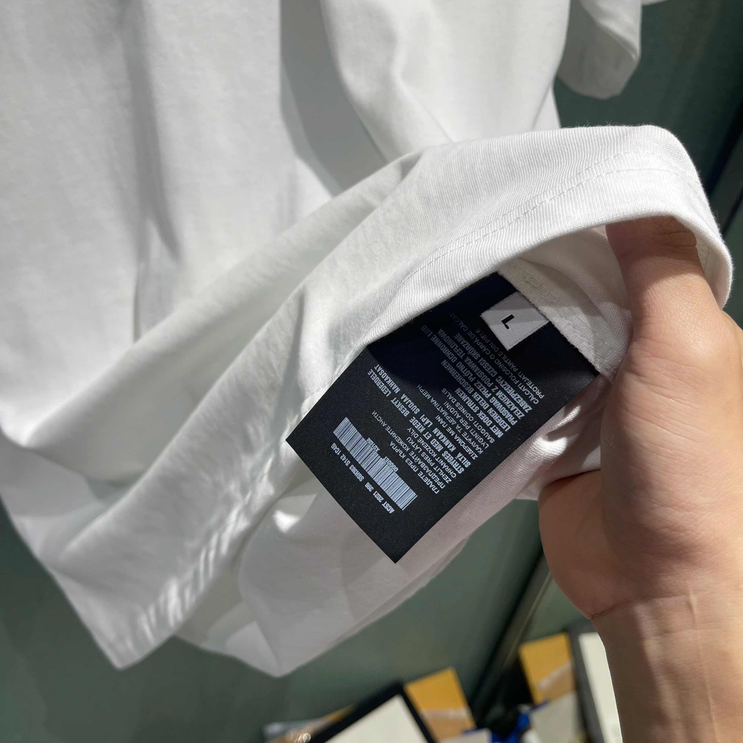 Áo phông T-shirt Prada P logo chữ lưng Like Auth on web NV