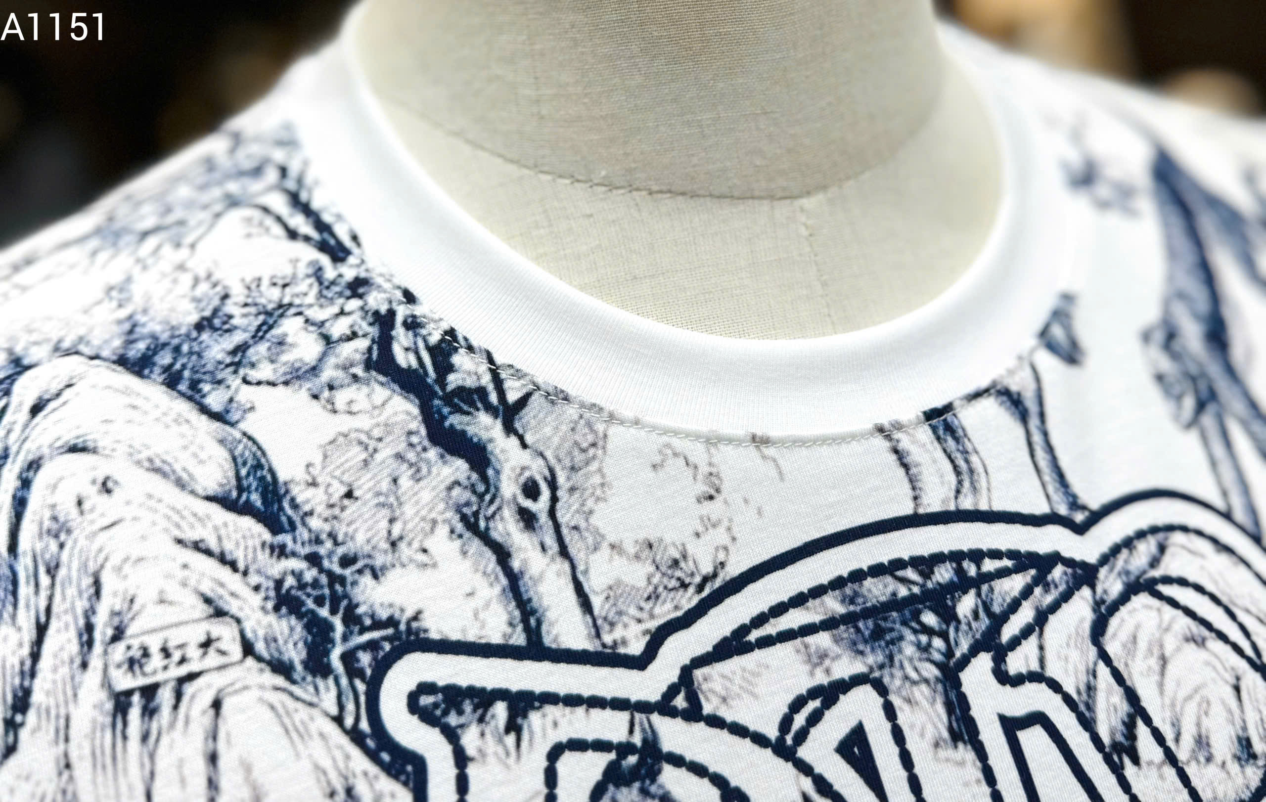 Áo phông T-shirt Dior CD Trắng họa tiết Báo logo chữ dọc ngang ngực Like Auth on web MK