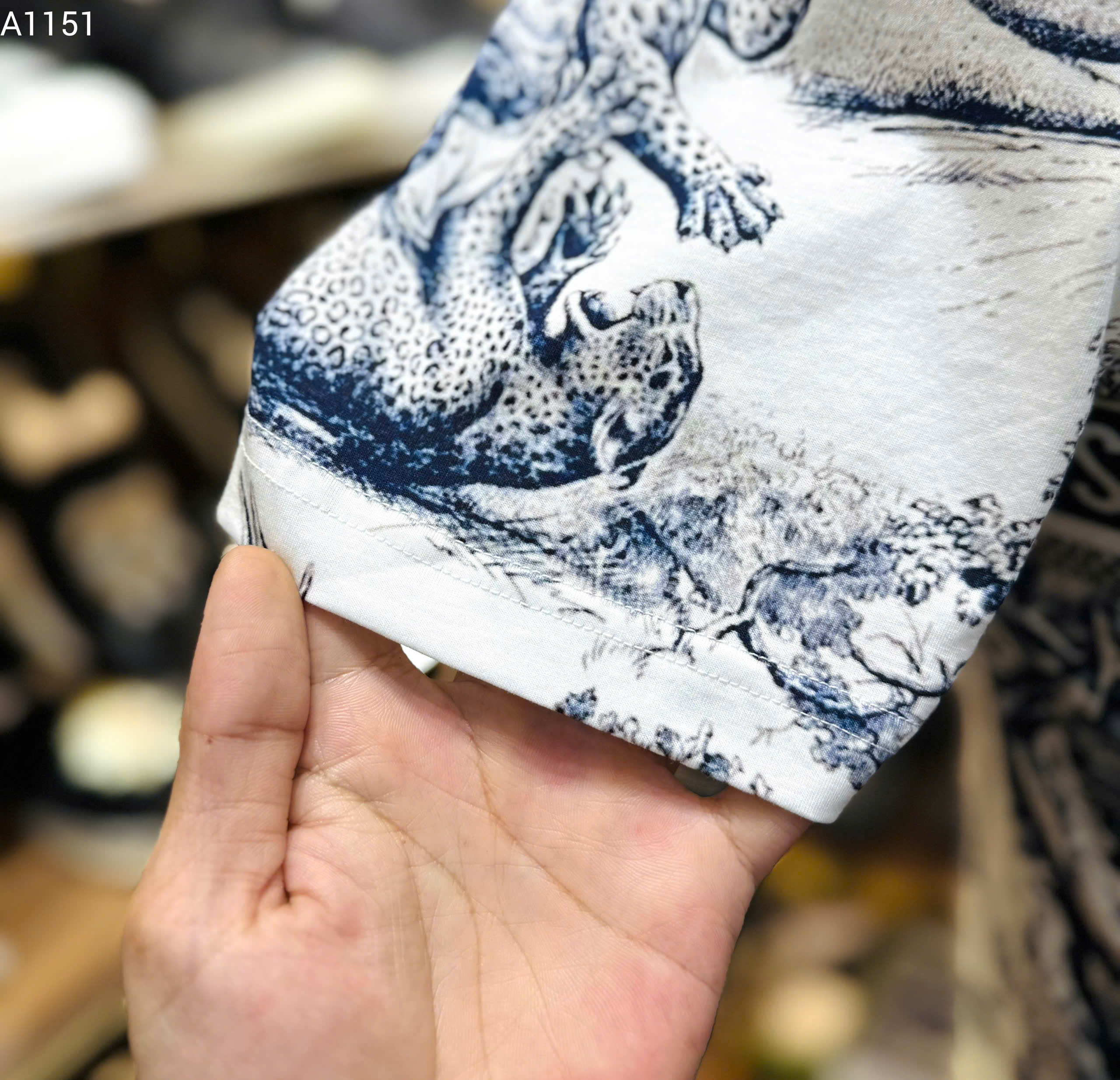 Áo phông T-shirt Dior CD Trắng họa tiết Báo logo chữ dọc ngang ngực Like Auth on web MK