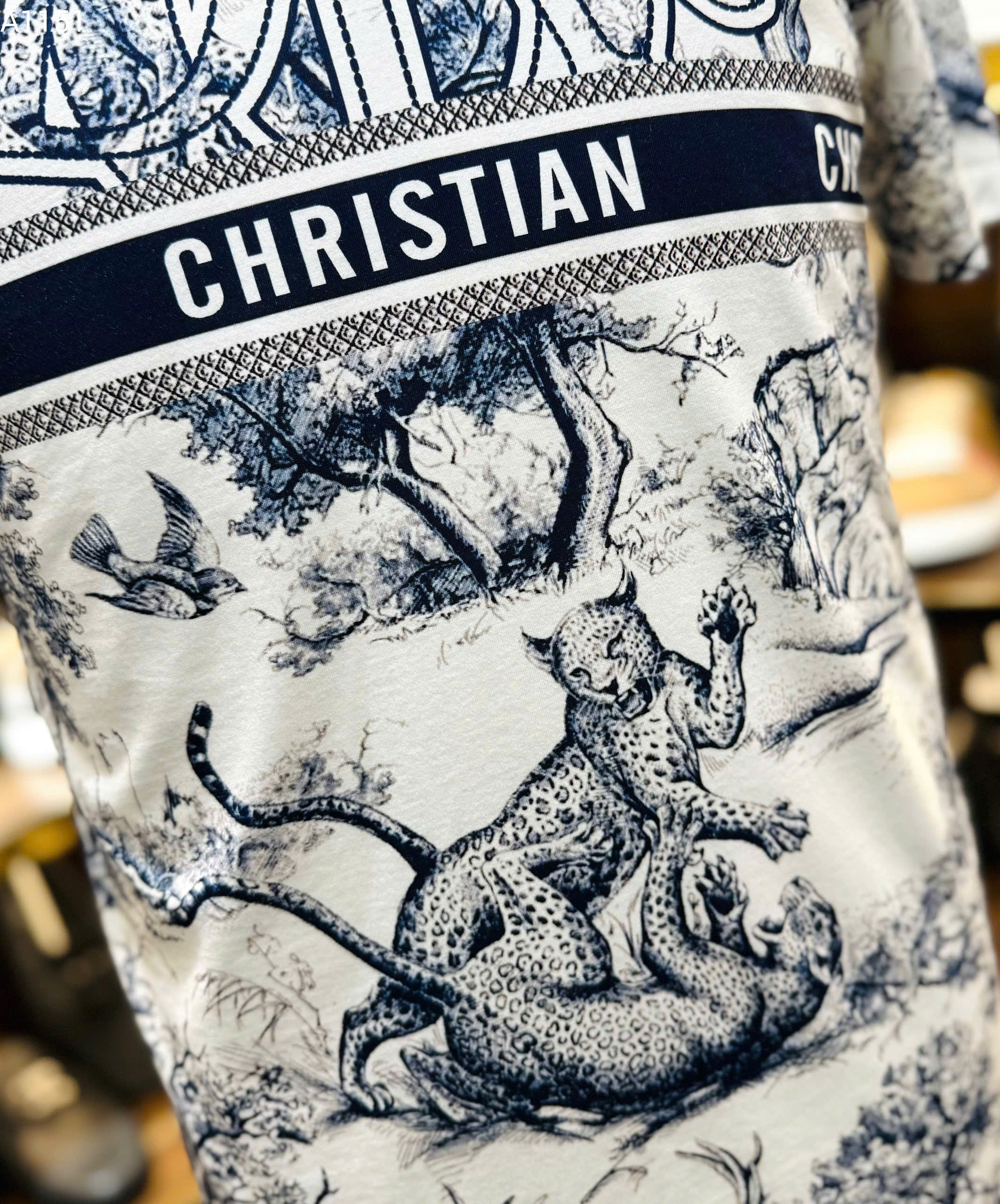 Áo phông T-shirt Dior CD Trắng họa tiết Báo logo chữ dọc ngang ngực Like Auth on web MK