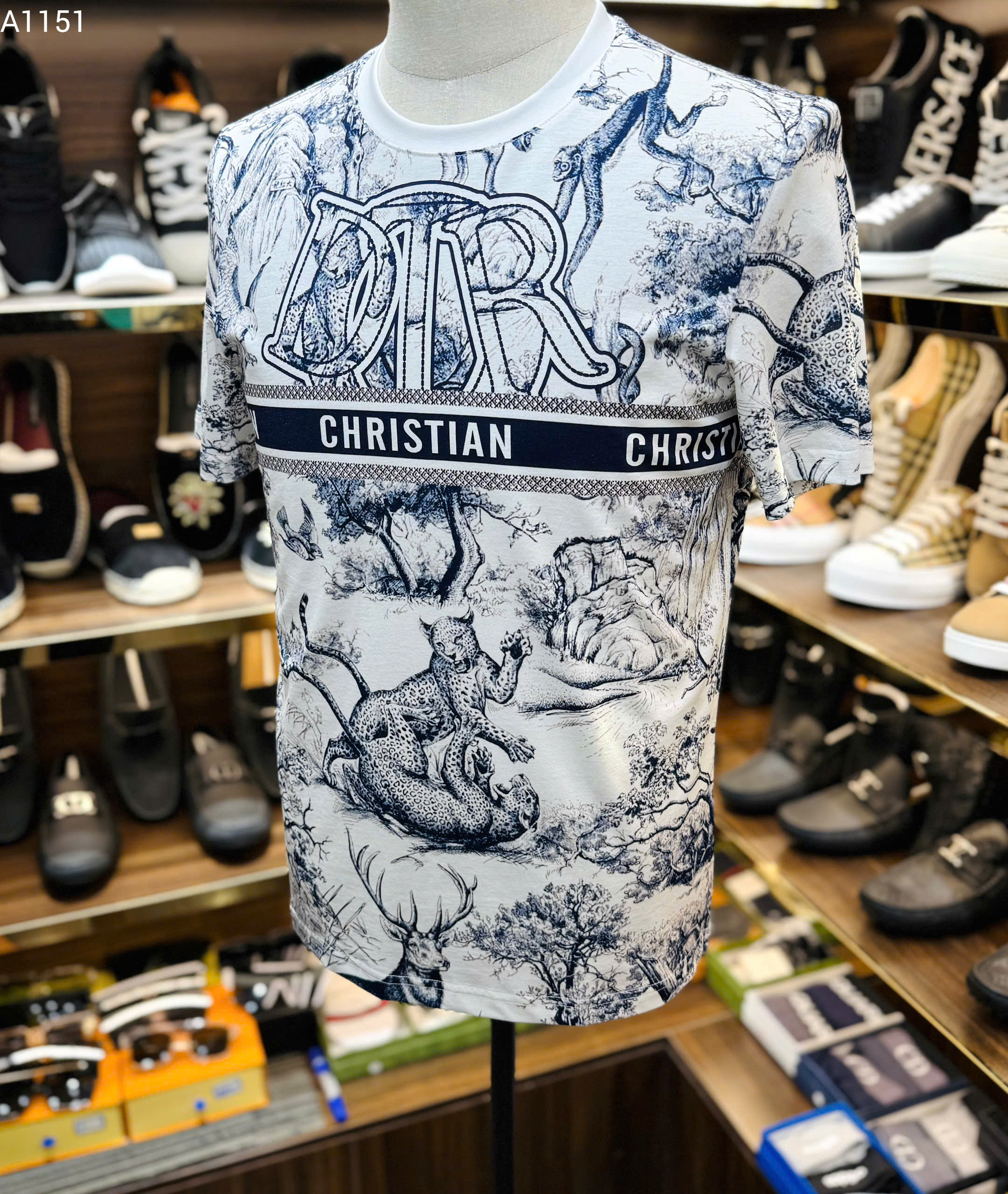 Áo phông T-shirt Dior CD Trắng họa tiết Báo logo chữ dọc ngang ngực Like Auth on web MK