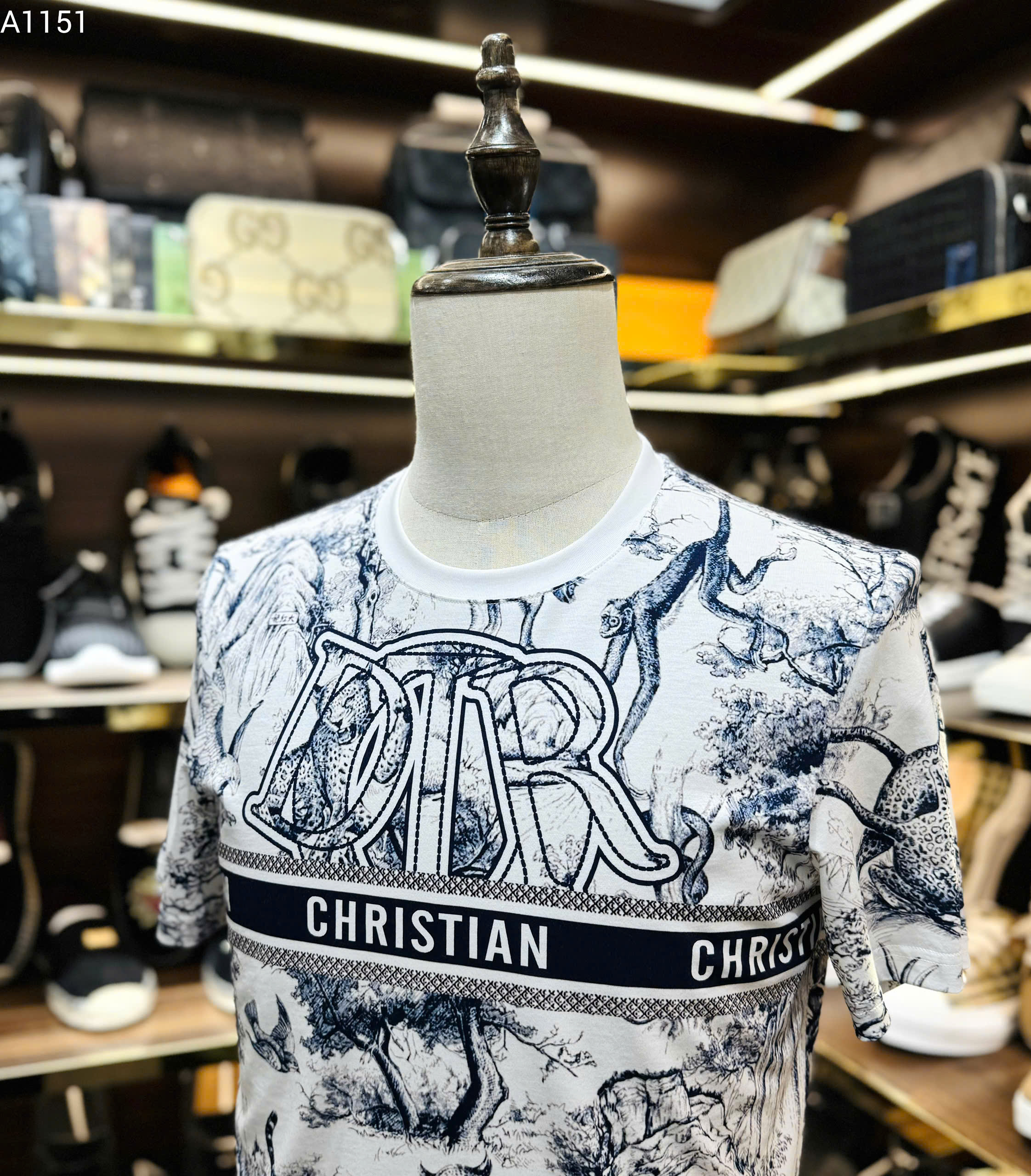 Áo phông T-shirt Dior CD Trắng họa tiết Báo logo chữ dọc ngang ngực Like Auth on web MK