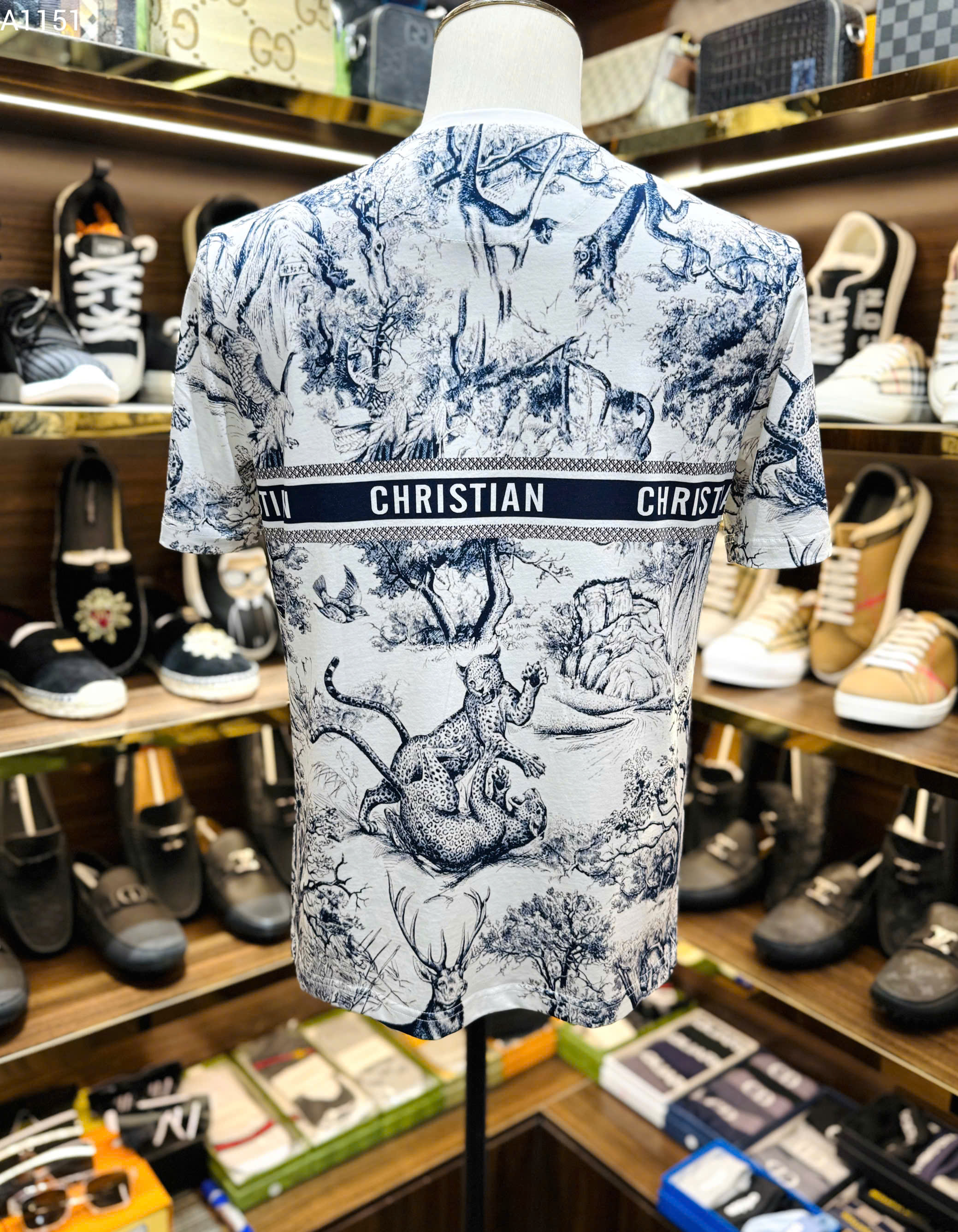 Áo phông T-shirt Dior CD Trắng họa tiết Báo logo chữ dọc ngang ngực Like Auth on web MK