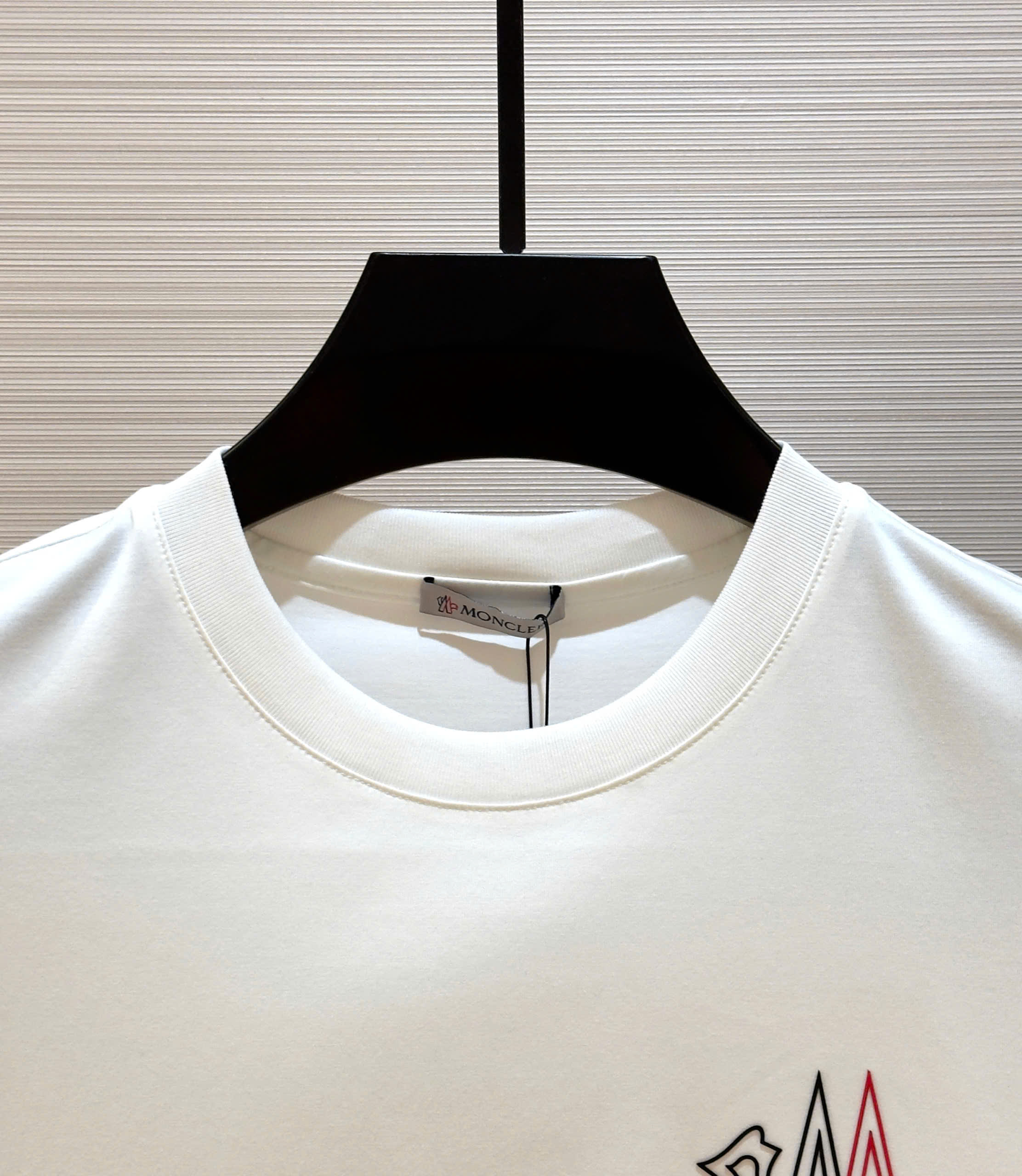 Áo phông T-shirt Moncler M trơn logo ngực Like Auth on web DDT