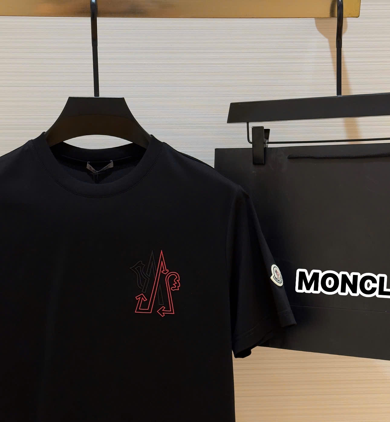 Áo phông T-shirt Moncler M trơn logo ngực Like Auth on web DDT