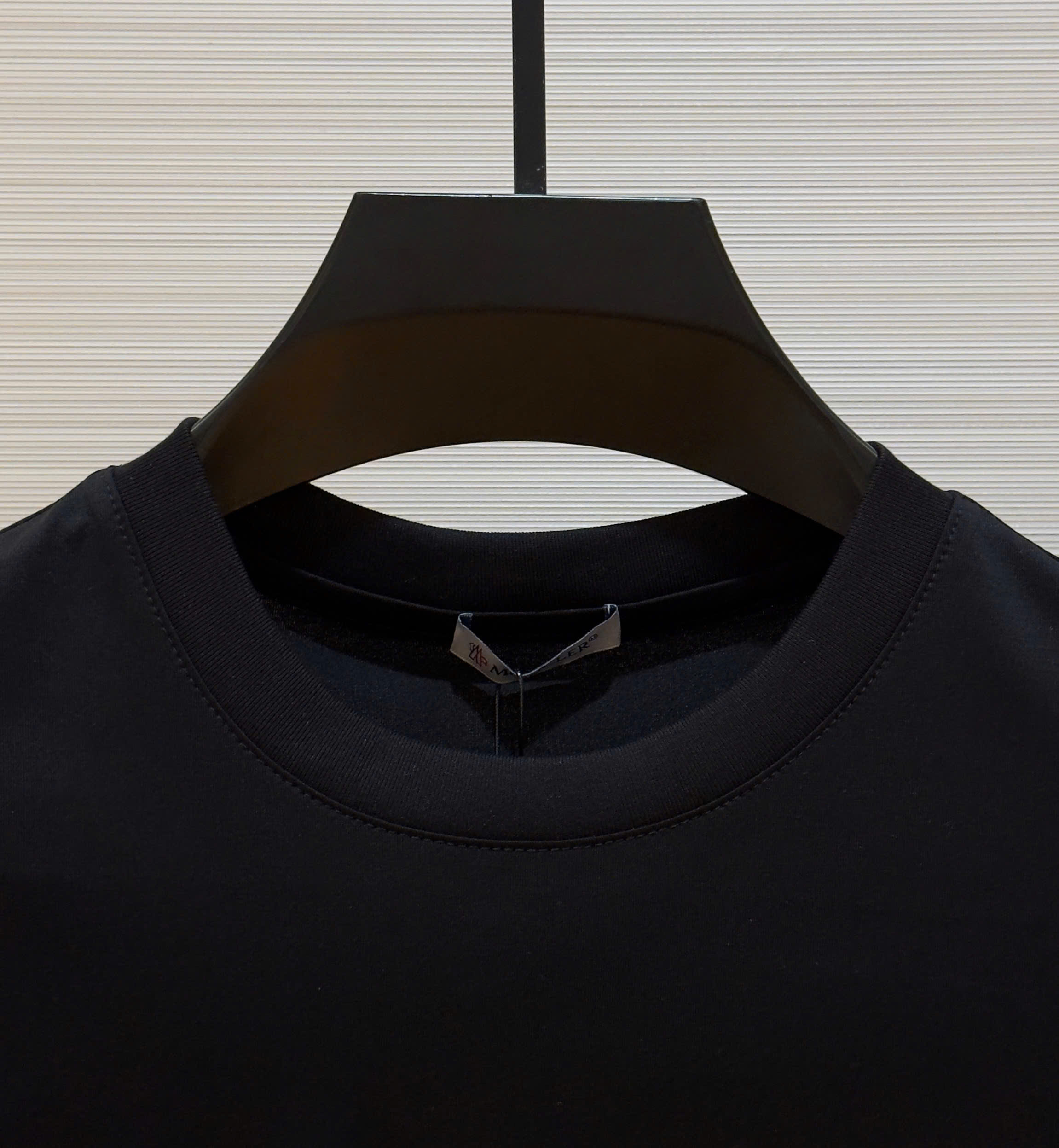 Áo phông T-shirt Moncler M trơn logo ngực Like Auth on web DDT