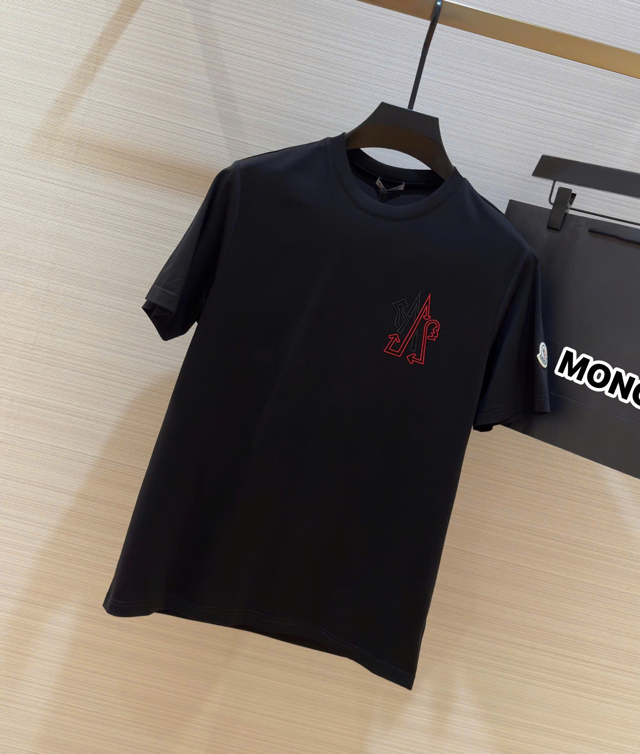 Áo phông T-shirt Moncler M trơn logo ngực Like Auth on web DDT
