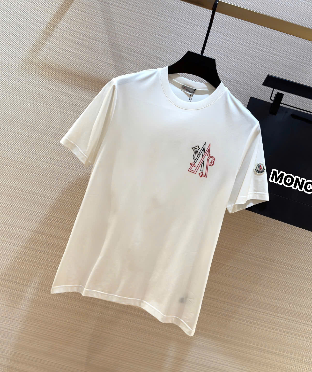 Áo phông T-shirt Moncler M trơn logo ngực Like Auth on web DDT