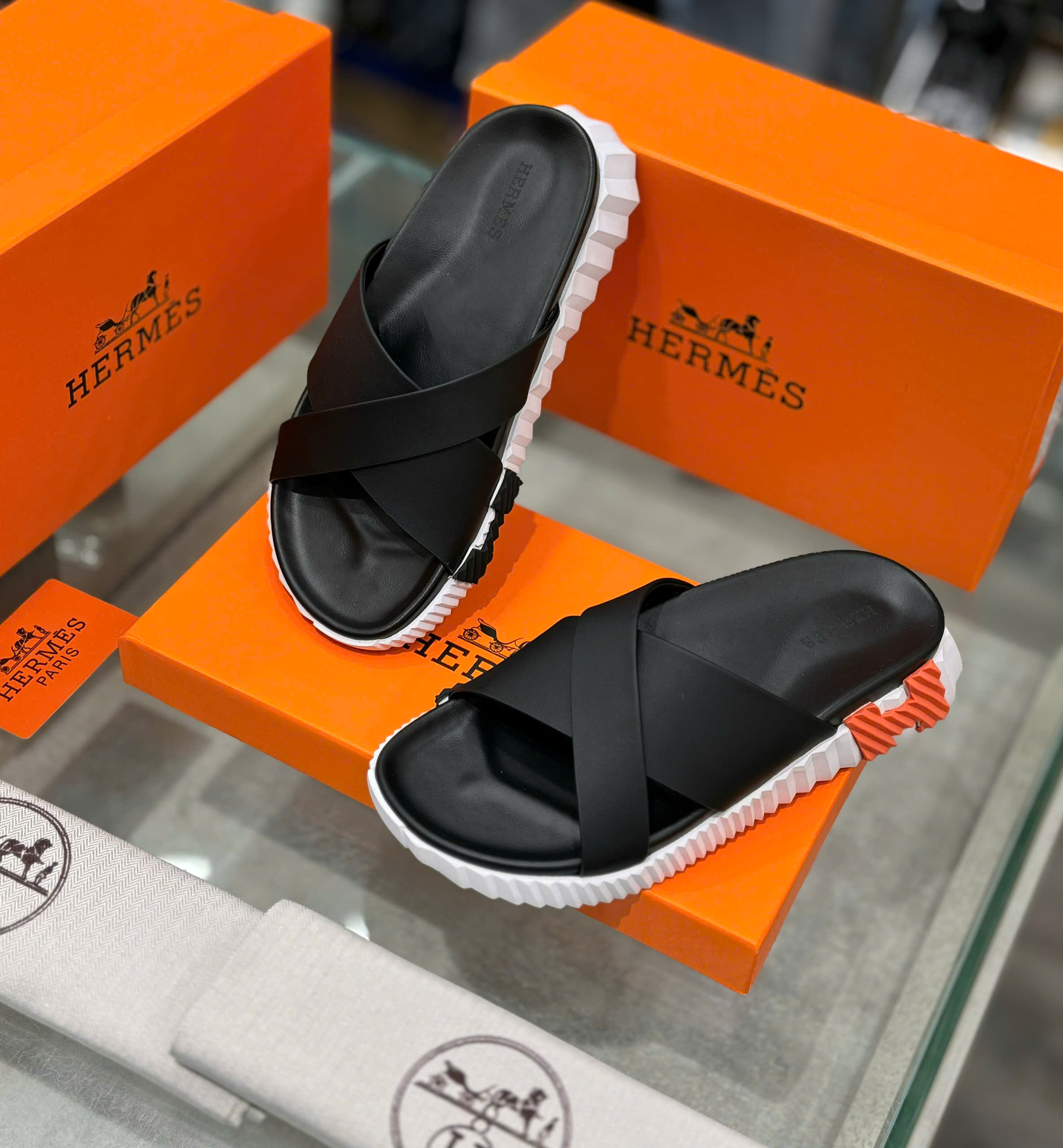 Dép lê quai chéo Hermes HM Đen check đế Trắng Like Auth on web fullbox bill thẻ DDT