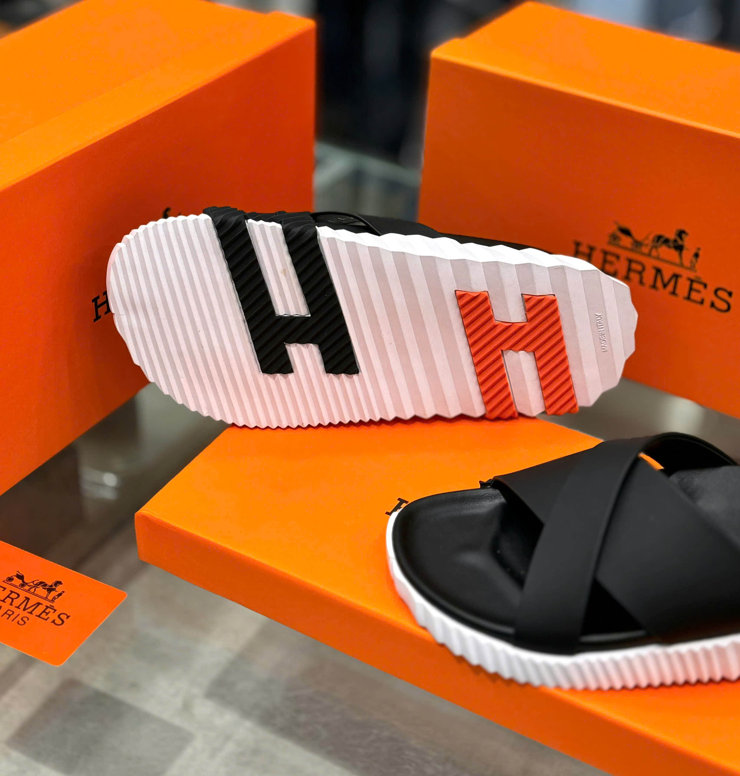 Dép lê quai chéo Hermes HM Đen check đế Trắng Like Auth on web fullbox bill thẻ DDT