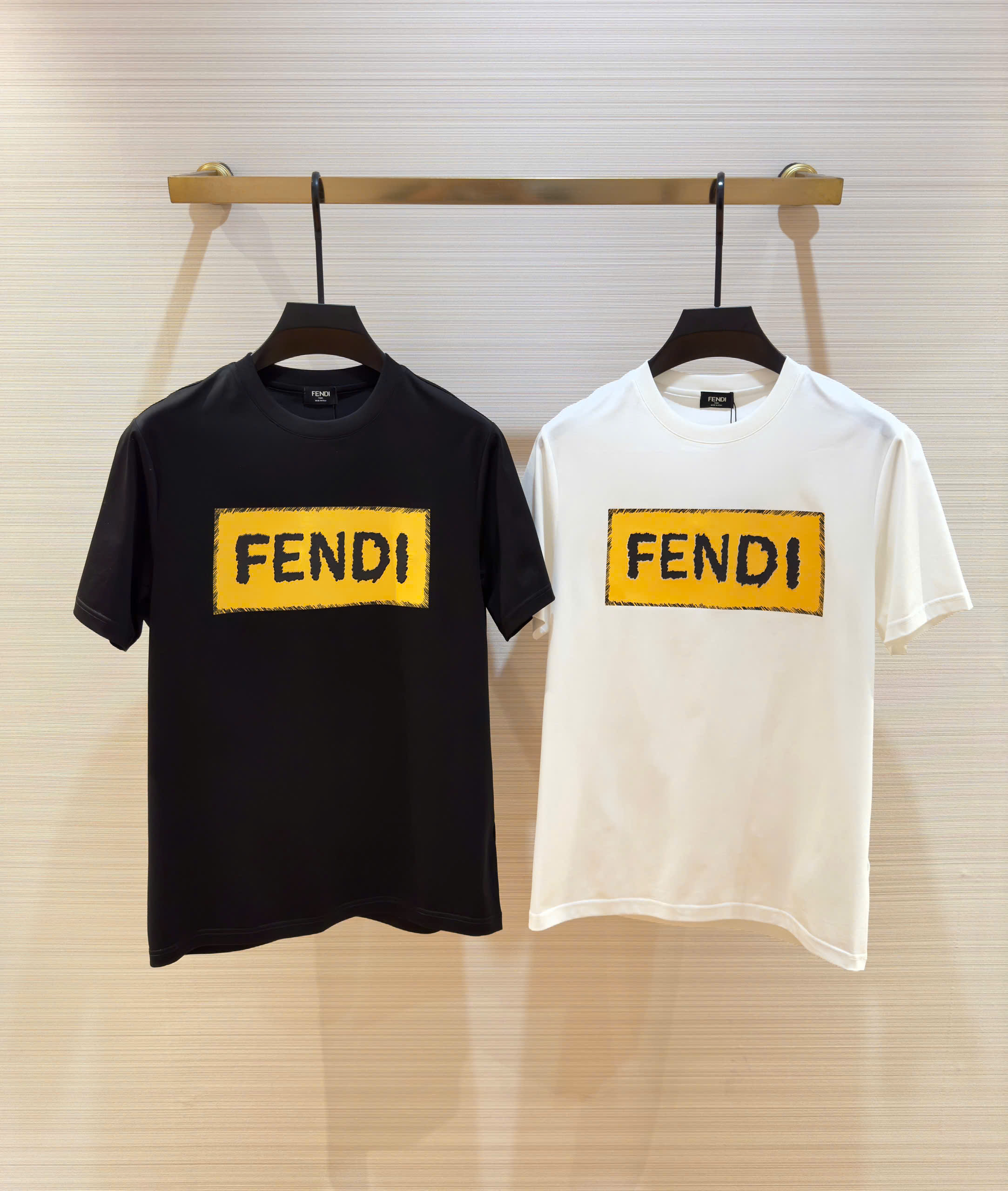 Áo phông T-shirt Fendi FF logo tag vuông Vàng ngực Like Auth on web DDT